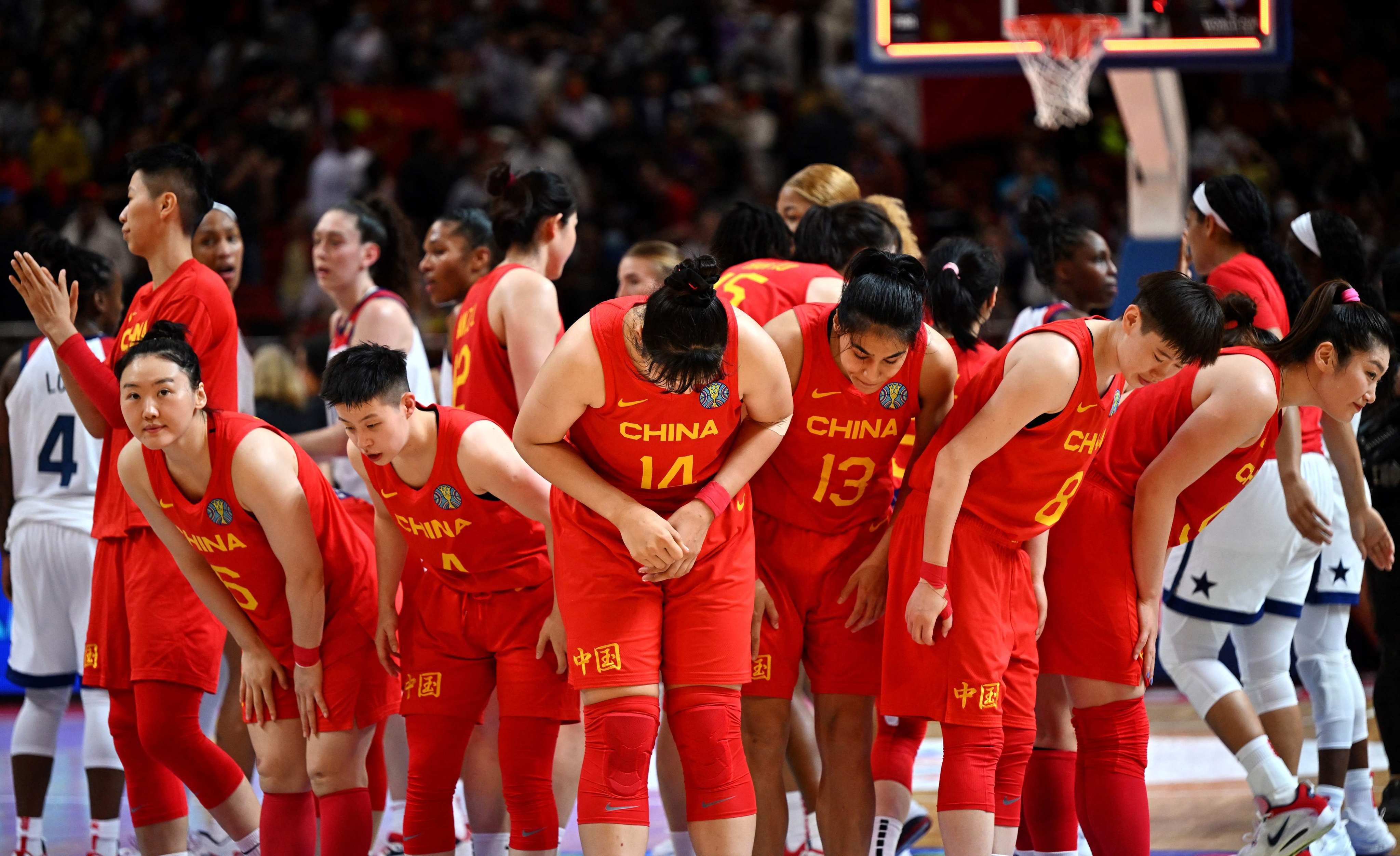 Chinese players bow to spectators after the Women’s Basketball World Cup group A game against the US in Sydney. Photo:“ AFP