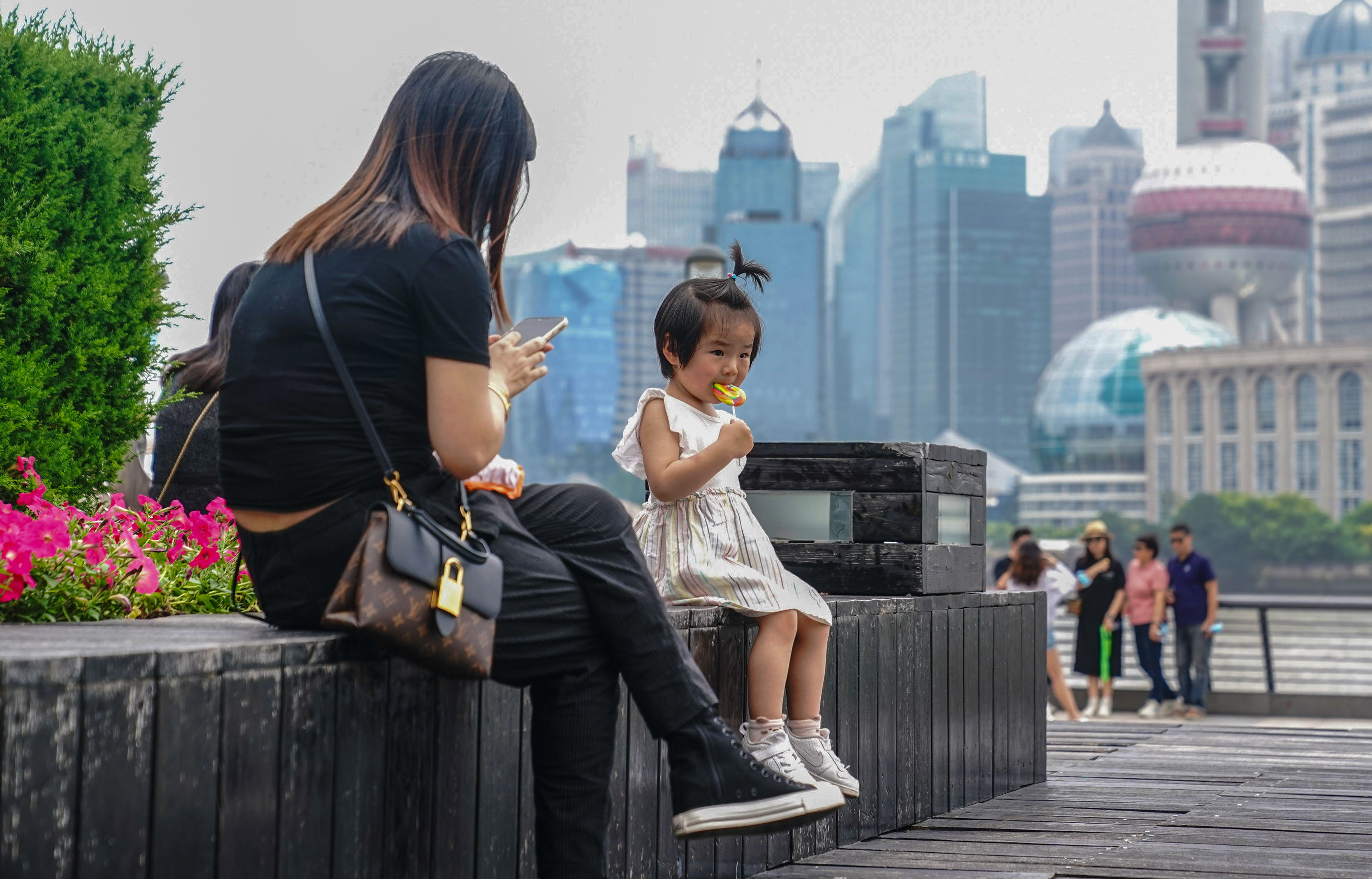 A recent survey of nearly 20,000 women from Shanghai shows that most of them do not want multiple children. Photo: Xinhua
