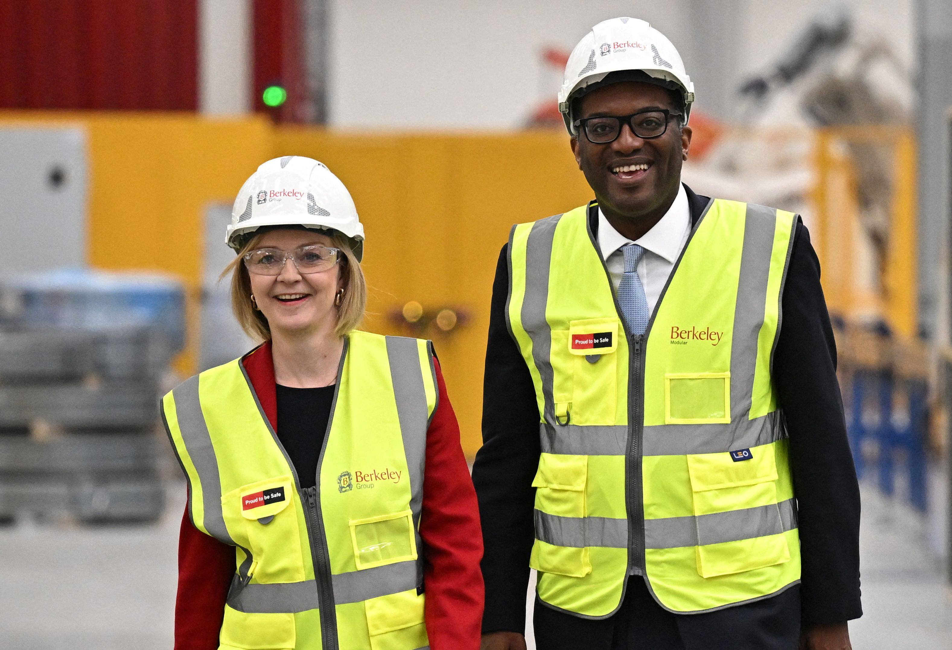 British Prime Minister Liz Truss (left) and Chancellor of the Exchequer Kwasi Kwarteng smile for the cameras during a visit to Berkeley Modular in Northfleet, England, on September 23. Photo: AFP