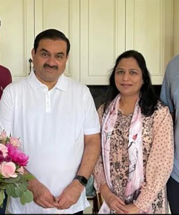 Priti Adani, Gautam Adani’s wife, seems to enjoy a more humble lifestyle. Photo: @NewsBellApp/Twitter