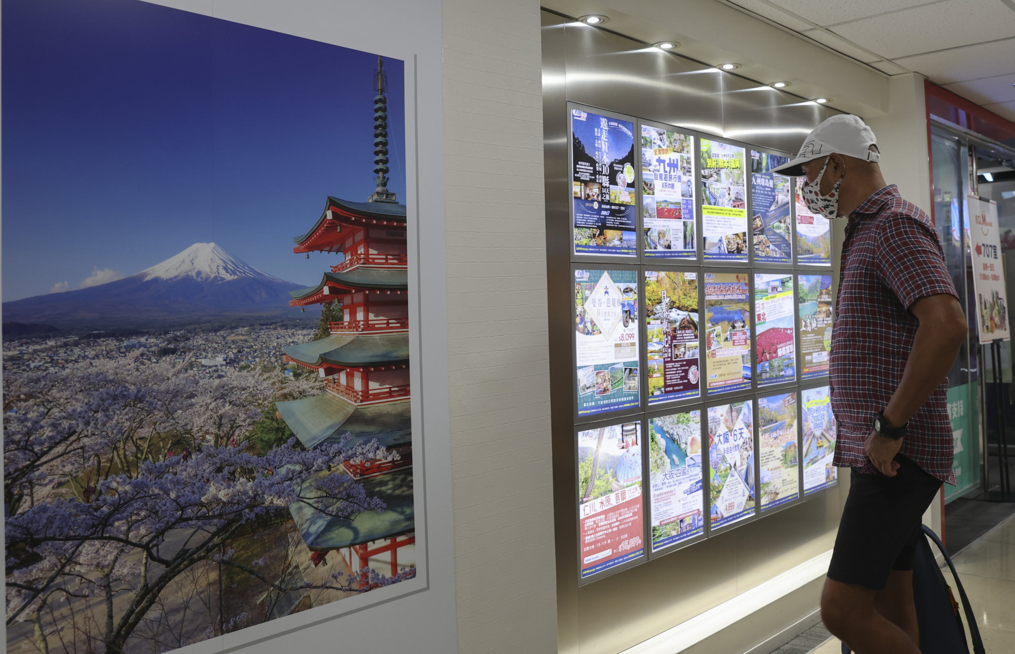 Travel agencies could see a consumption voucher boost after hotel quarantine for travellers is axed. Photo: Yik Yeung-man