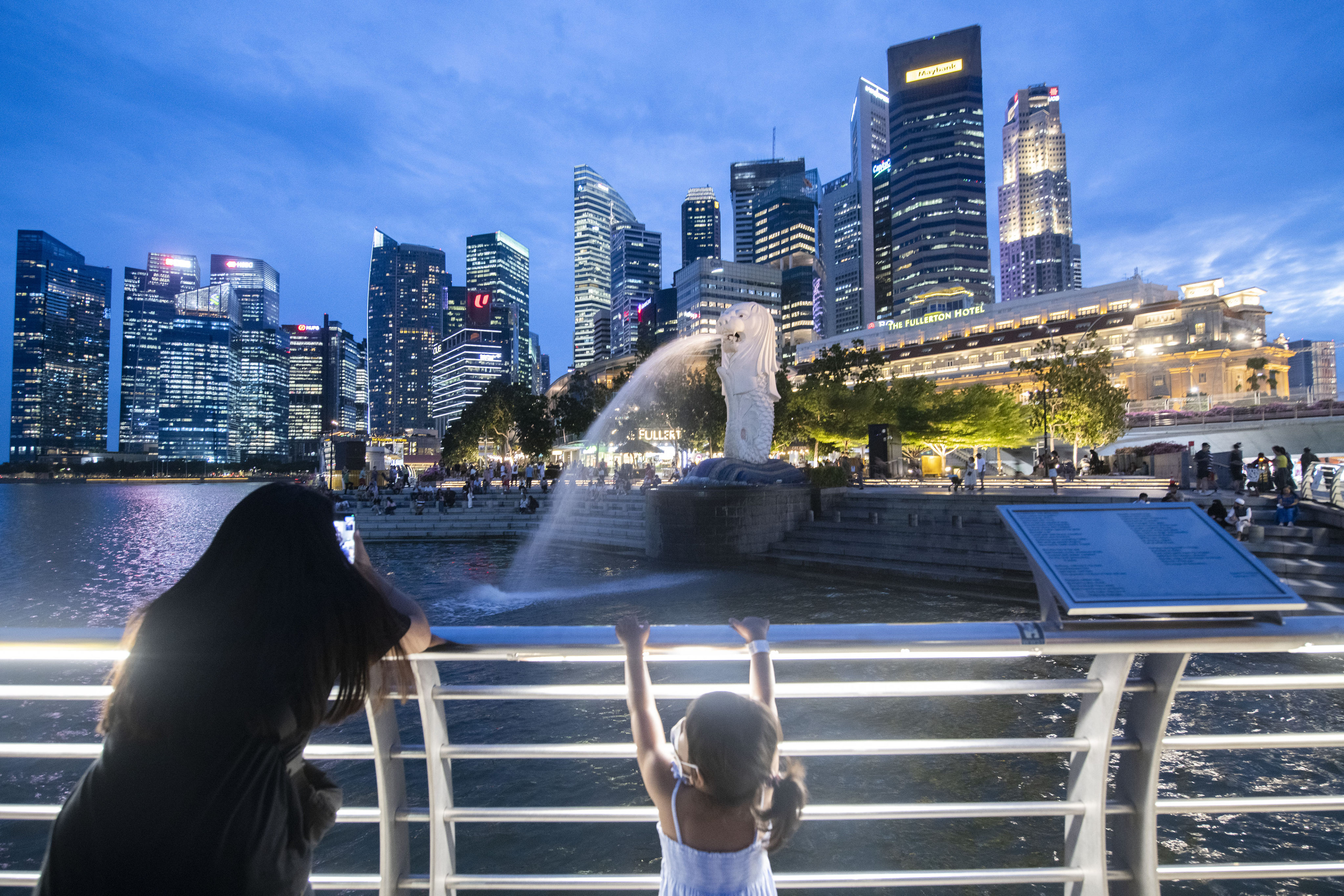 Tourists take pictures of the iconic Merlion statue in Singapore earlier this month. Photo: Xinhua