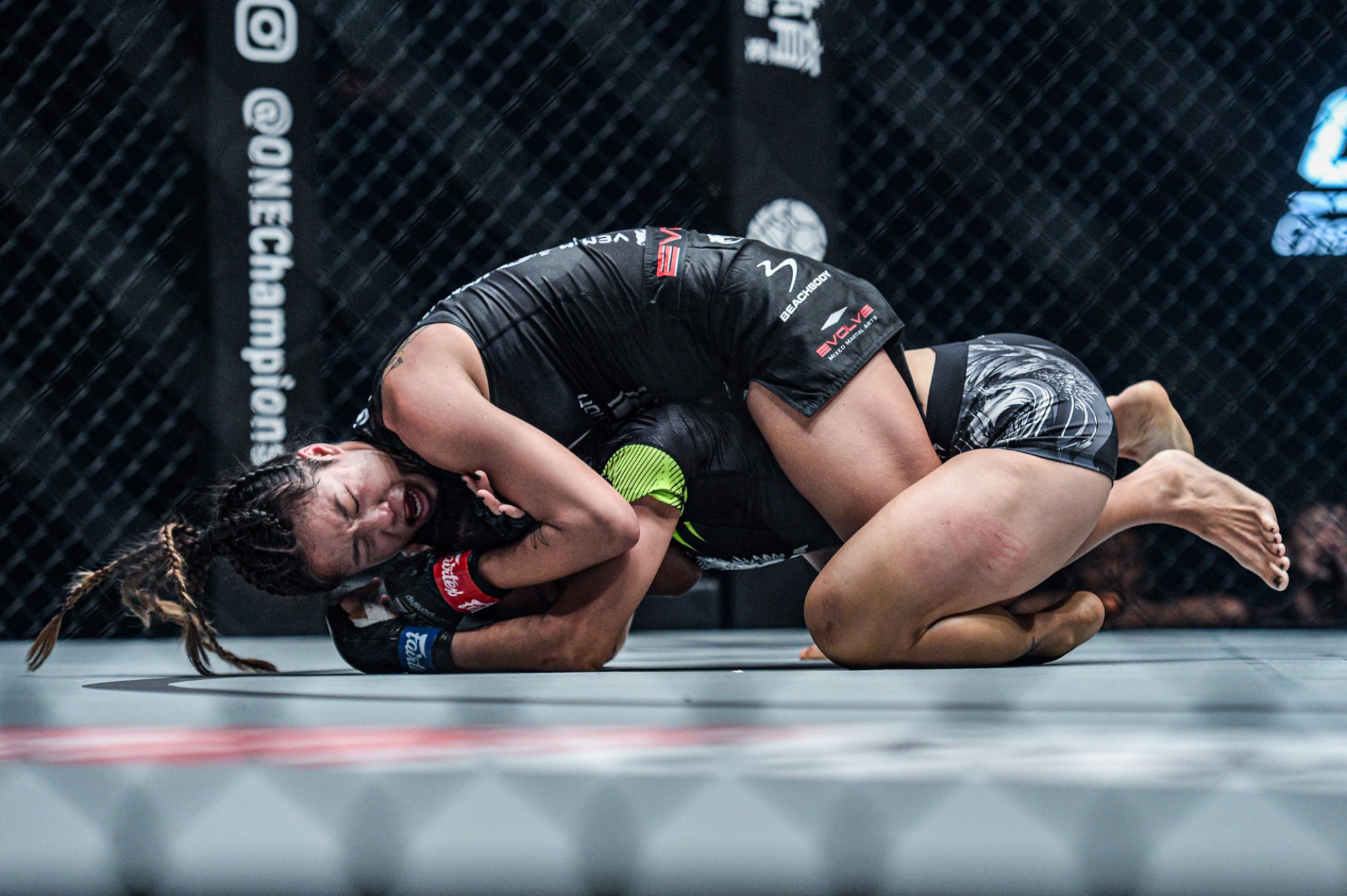 Angela Lee submits Xiong Jingnan.
