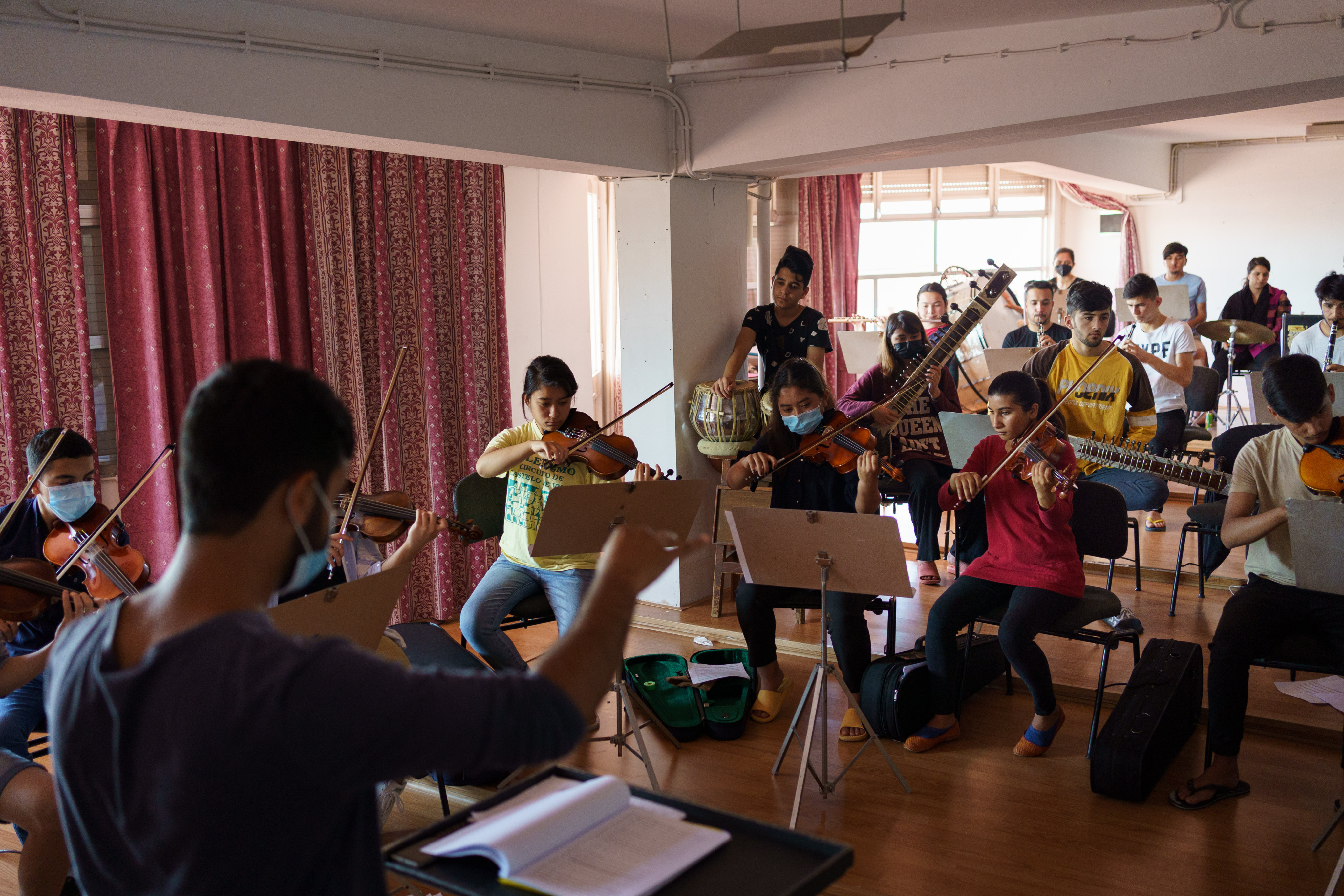 May 7, 2022 - Lisbon (Portugal). Conductor Mohammed Qambar Nawshad directs a rehearsal of the Afghan national orchestra in the meeting room of the former military hospital where they are hosted. © Thomas Cristofoletti / Ruom