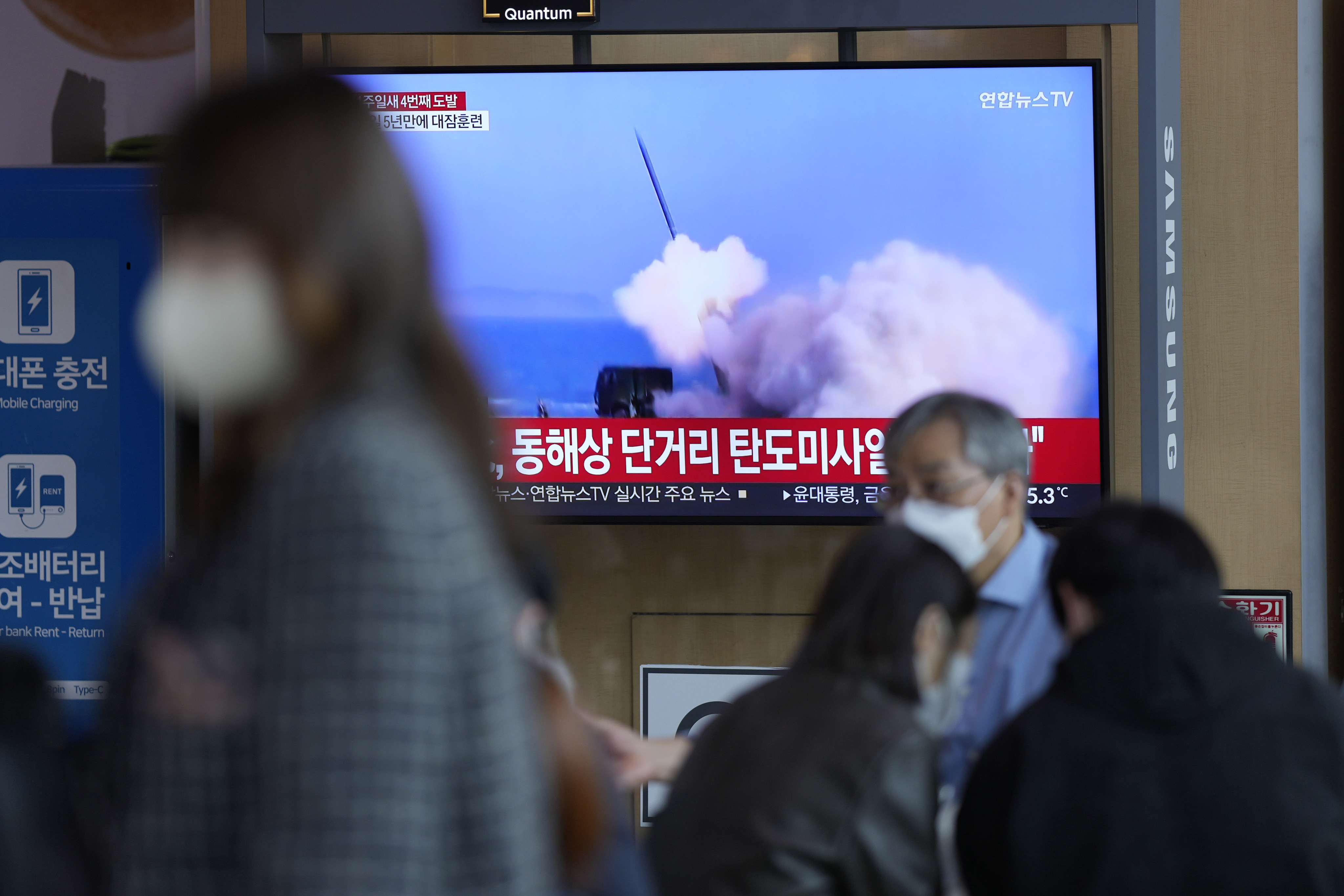 A TV screen in Seoul on Friday shows a news report with file footage of a North Korean missile launch. Photo: AP