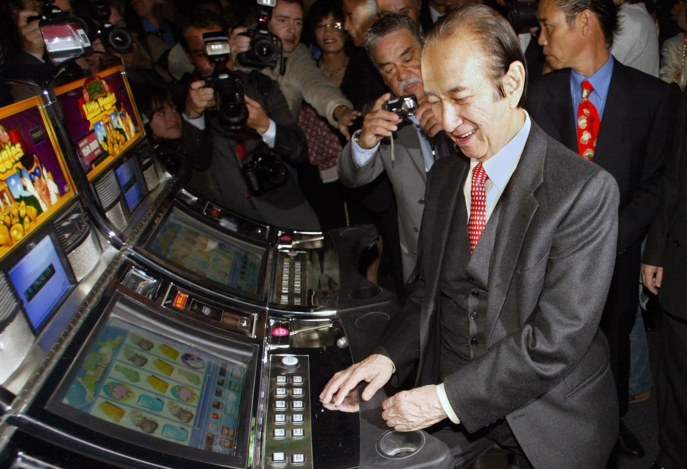 Stanley Ho playing a slot machine at the opening of his new casino in downtown Lisbon in April 2006. Photo: AFP