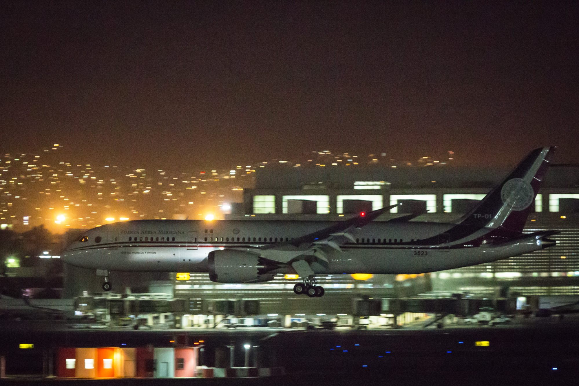 Mexico’s presidential plane, a Boeing 787-8 Dreamliner, may become part of the military airline fleet. Photo: Manuel Velasquez/Anadolu Agency/Getty Images