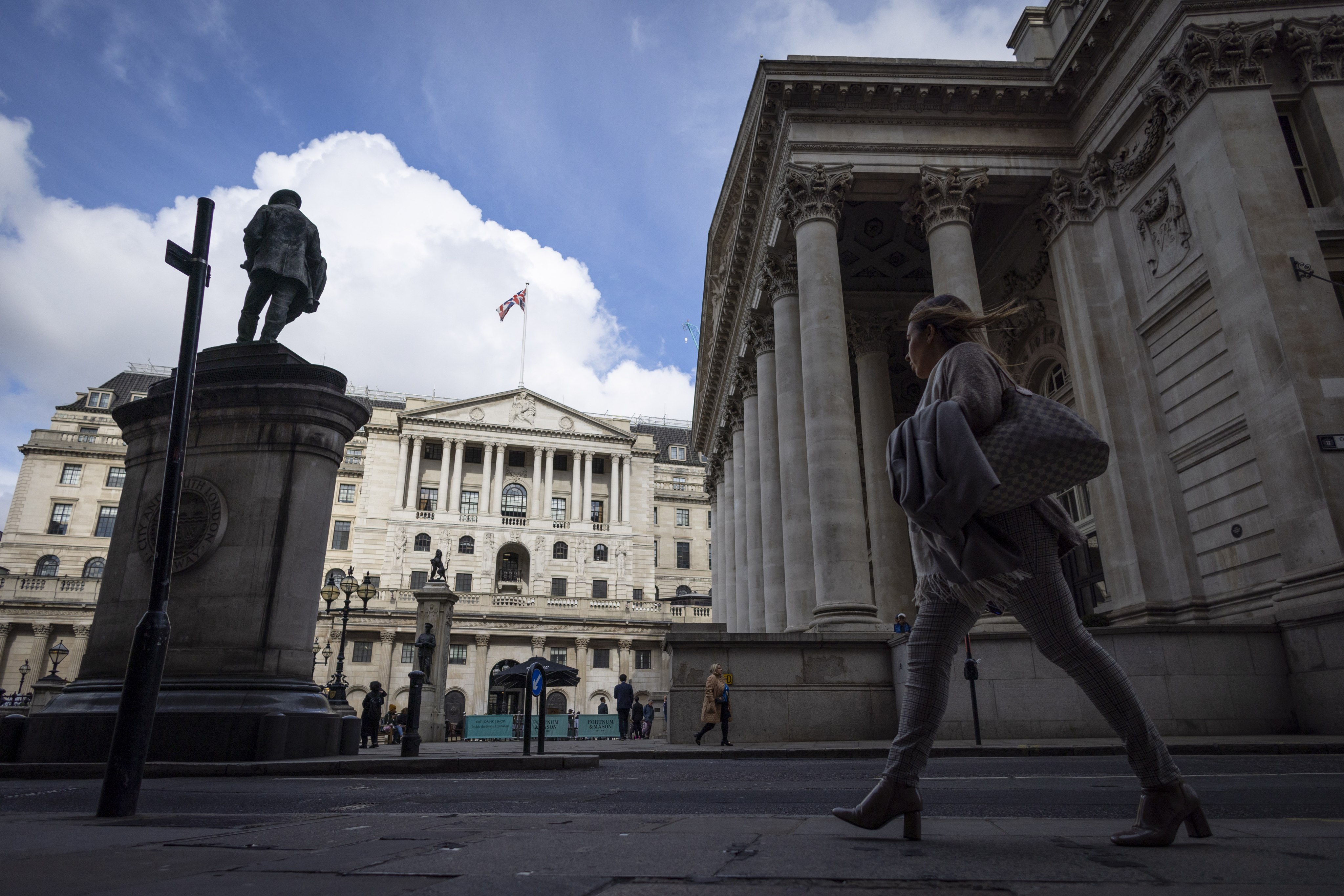 People walk past the Bank of England in London on September 29. The Bank of England set aside £65 billion (US$73.3 billion) to buy bonds in an attempt to stabilise Britain’s economy, underlining the turmoil in bond markets. Photo: EPA-EFE