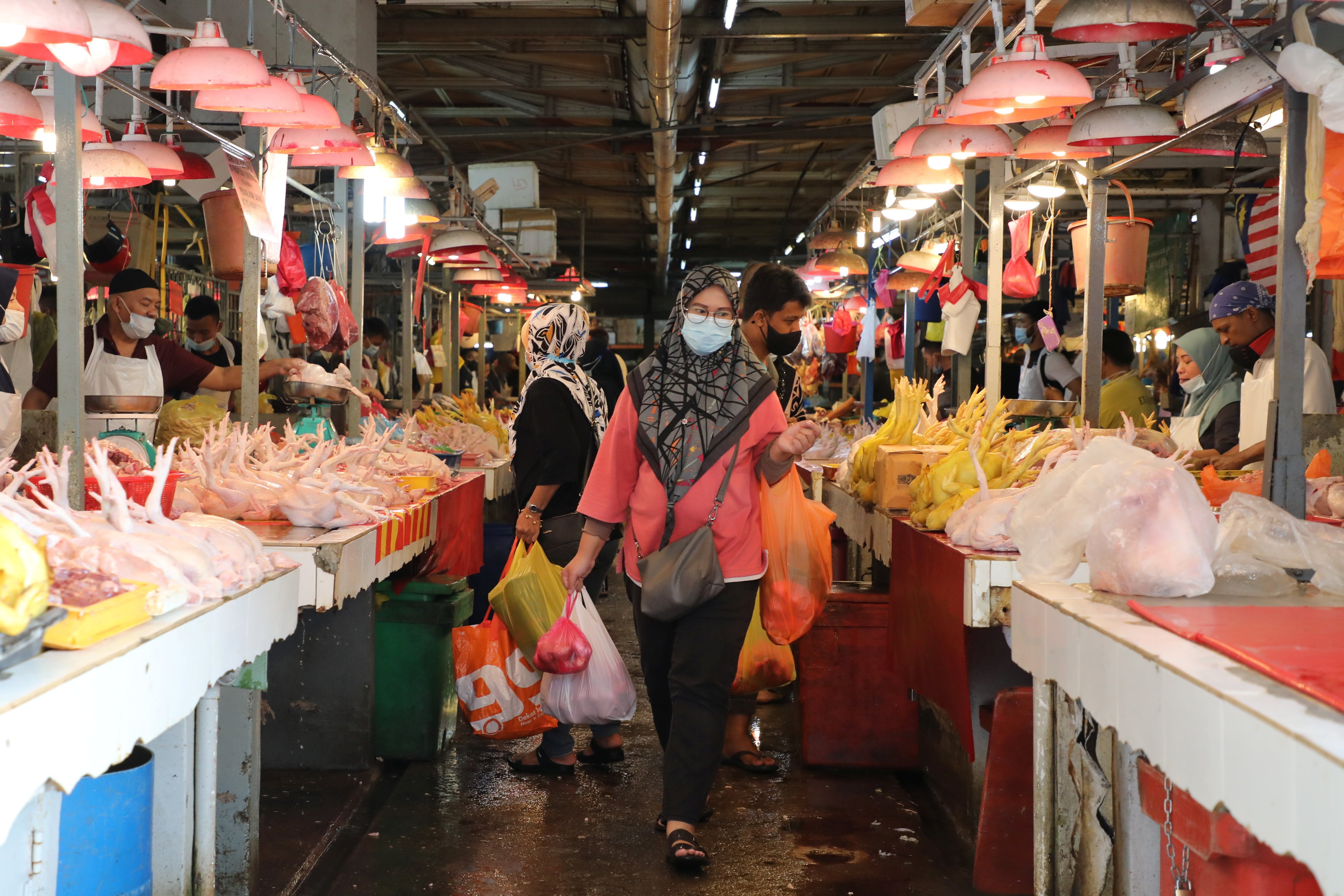 Shoppers wear masks at a market, amid the pandemic in Kuala Lumpur, Malaysia. Photo: Reuters/File