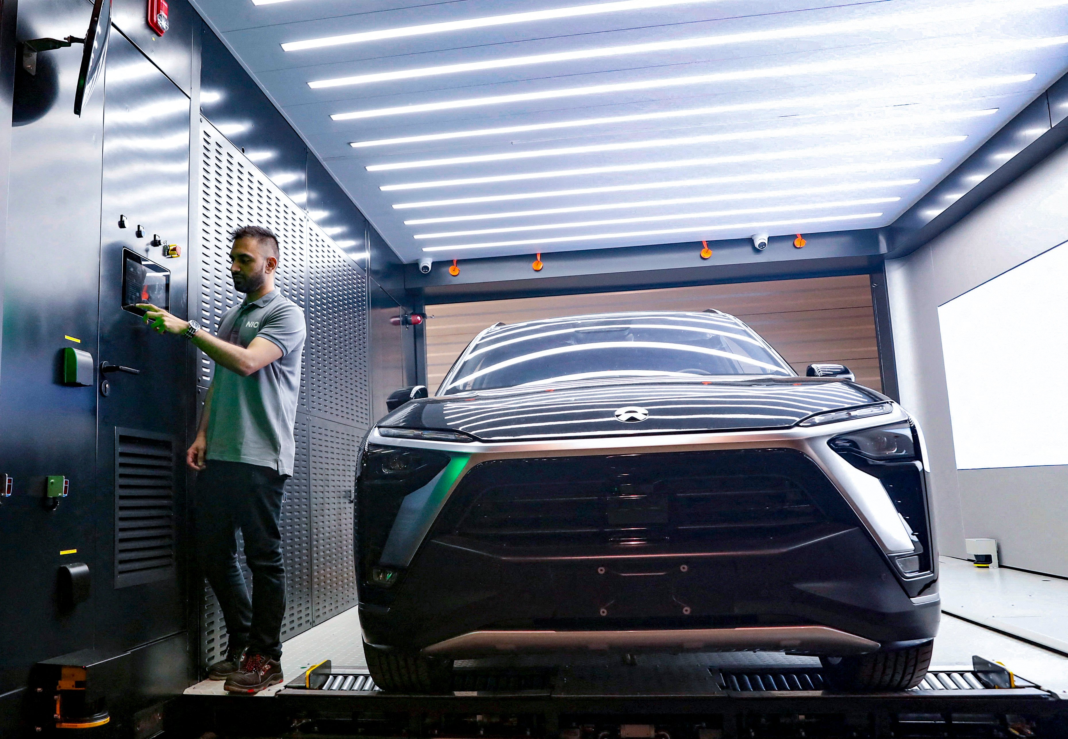 An employee works near a Chinese Nio electric car at Nio’s first European plant and power swap station in Biatorbagy, Hungary, on September 16, 2022. Photo: Reuters
