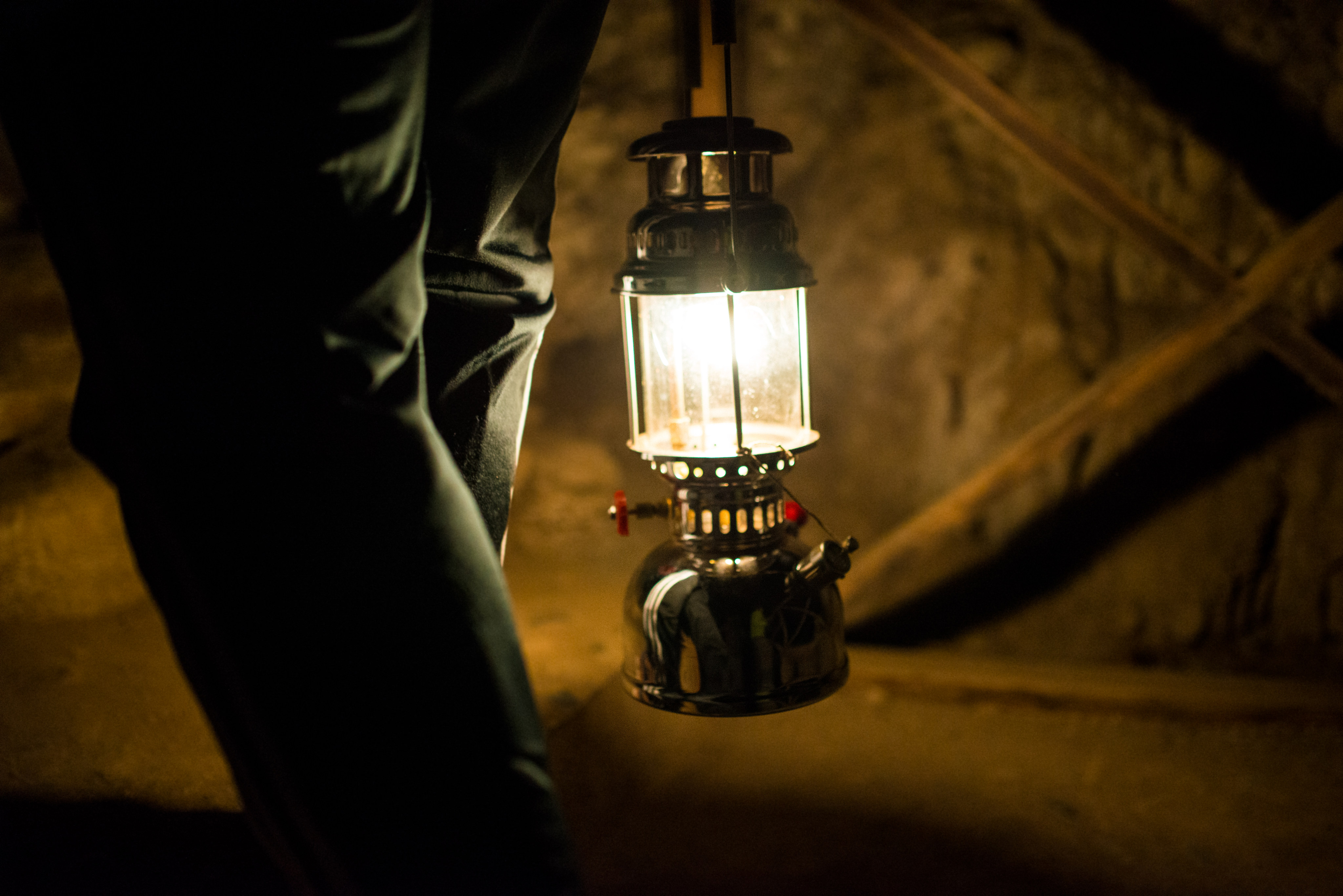 Горючее в лампе. Керосиновая лампа в темной комнате. Девушка с керосиновой лампой. Фонарь в подземелье. Керосиновая лампа ночью на улице.