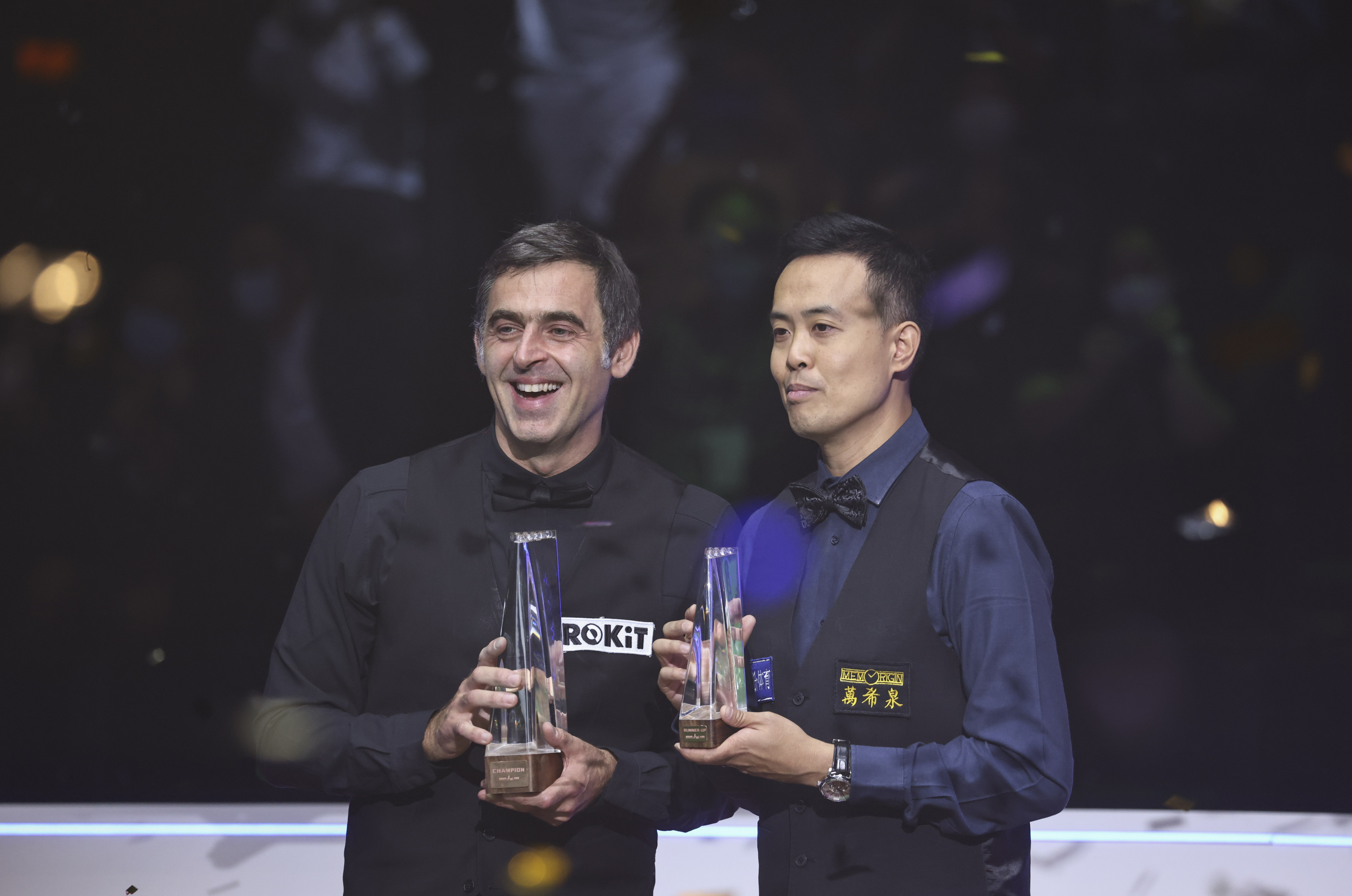 Ronnie O’Sullivan and Marco Fu receive their winner and runner-up trophies respectively after the Hong Kong Masters final. Photo: K.Y. Cheng