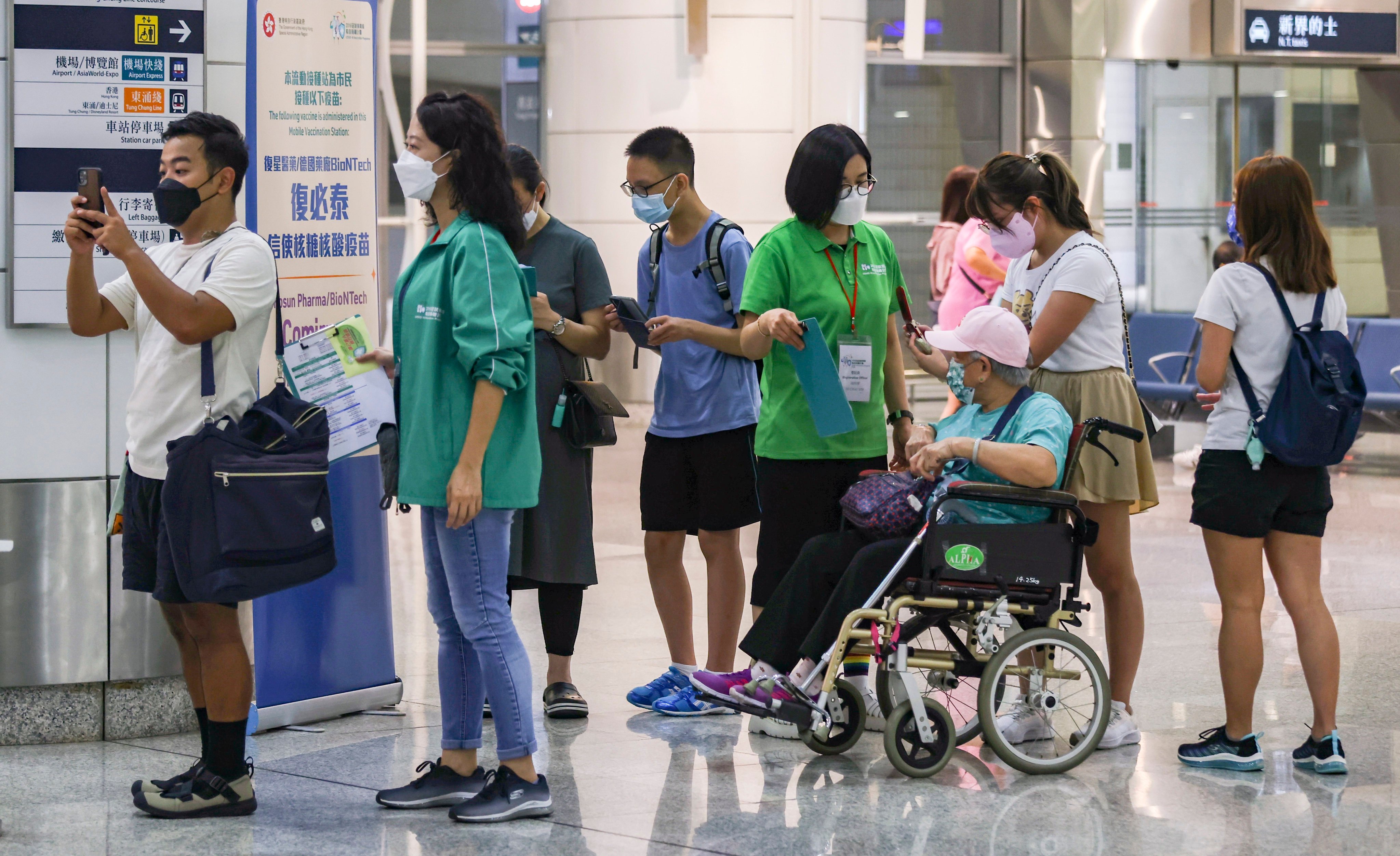 Hongkongers queue to get their BioNTech shots at Tsing Yi. Photo: Jonathan Wong