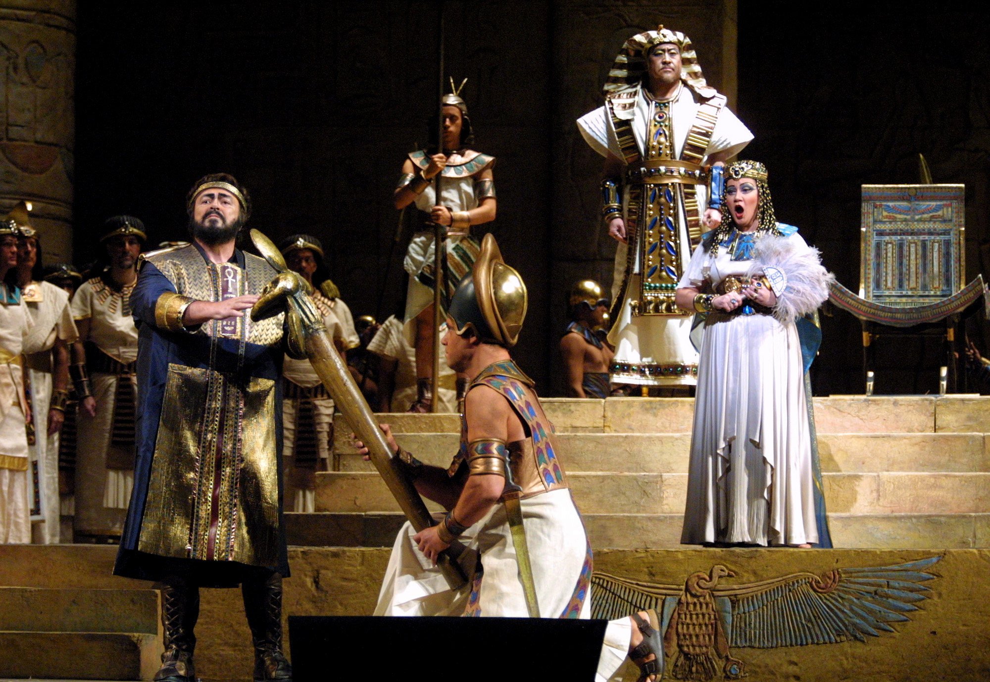 Luciano Pavarotti (left) as Radames, and Tian (second right) as the King during a dress rehearsal of Giuseppe Verdi’s Aida, at New York’s Metropolitan Opera in 2001. Photo: AP