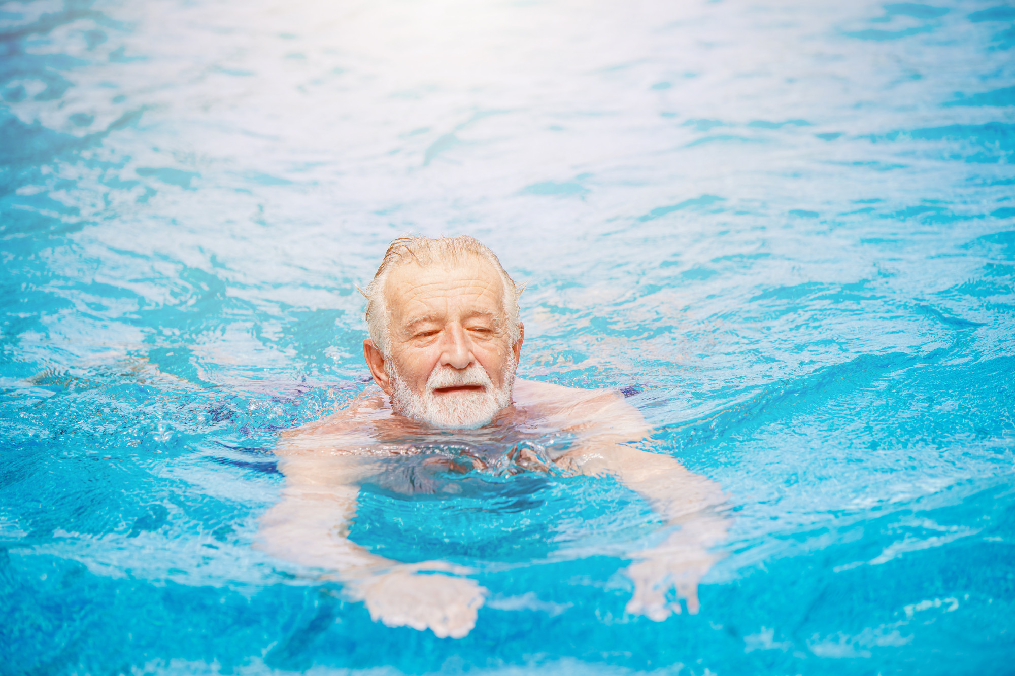 Пожилые купаются. Старики в бассейне. Пожилые люди плавают. Elderly Shower.