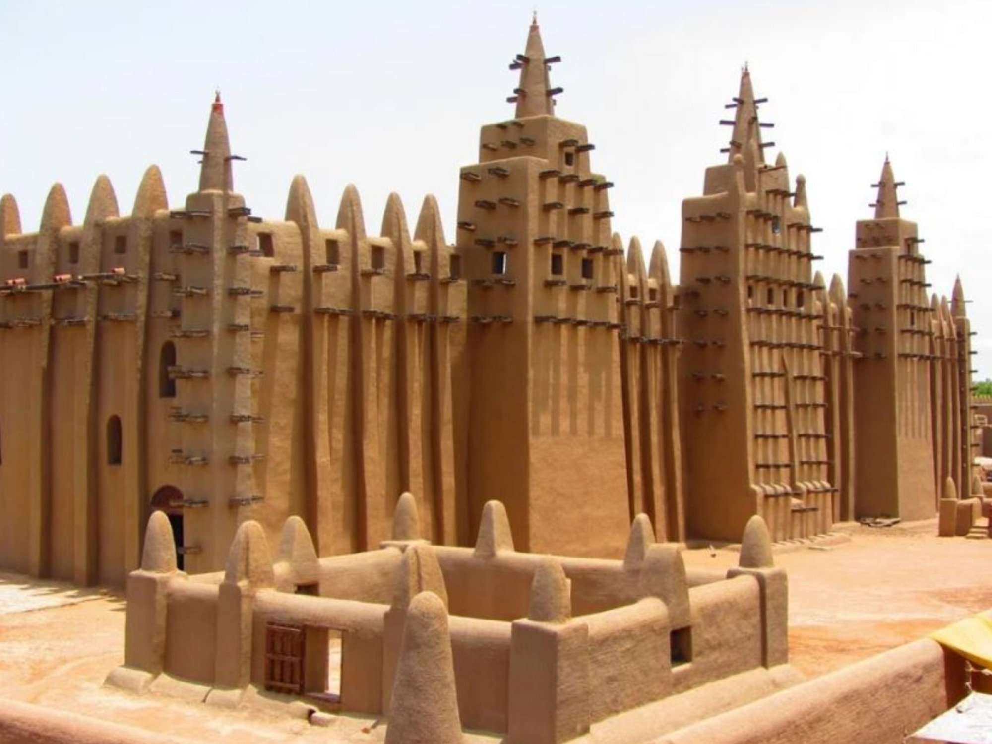 Строительство городов из глины страна. Мечеть Дженне в мали. Дженненская Соборная мечеть мали. Великая мечеть Дженне, Дженне. Мечеть Дженне в Африке.