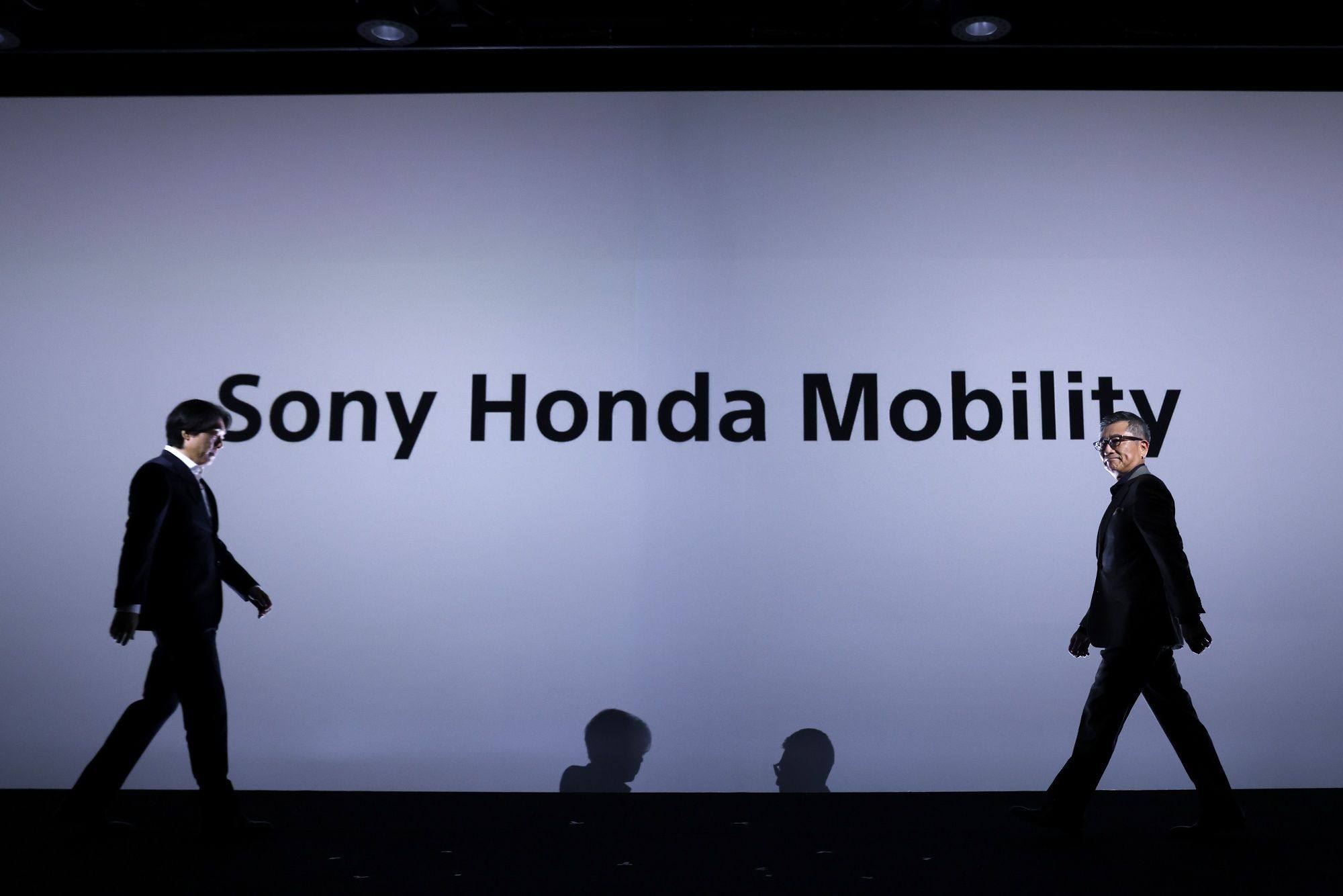 Yasuhide Mizuno, chairman and chief executive officer of Sony Honda Mobility (right), and Izumi Kawanishi, president and chief operating officer, at a news conference in Tokyo, on October 13, 2022. Photo: Bloomberg
