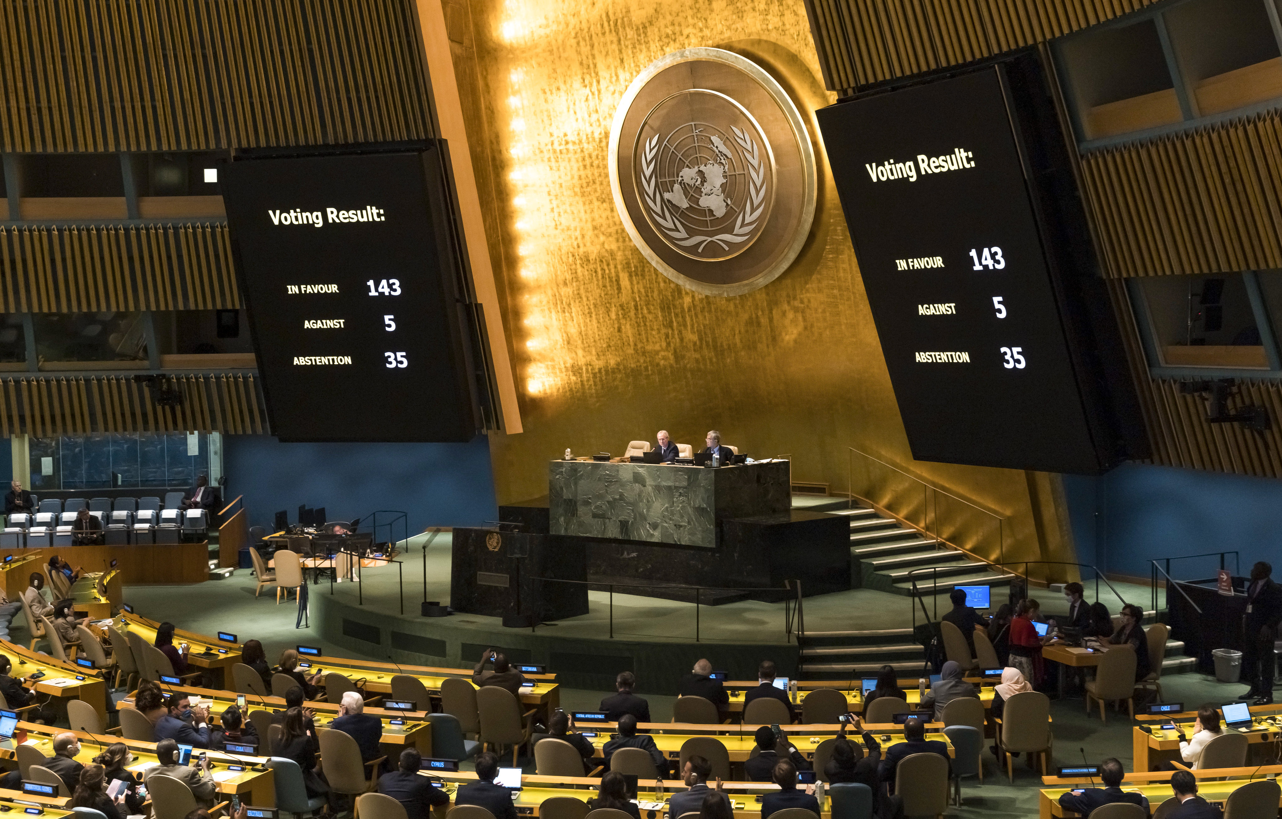 Screens show results of voting by the UN General Assembly on a resolution condemning Russia’s annexation of regions of Ukraine during an emergency session in New York on Wednesday. Photo: EPA-EFE