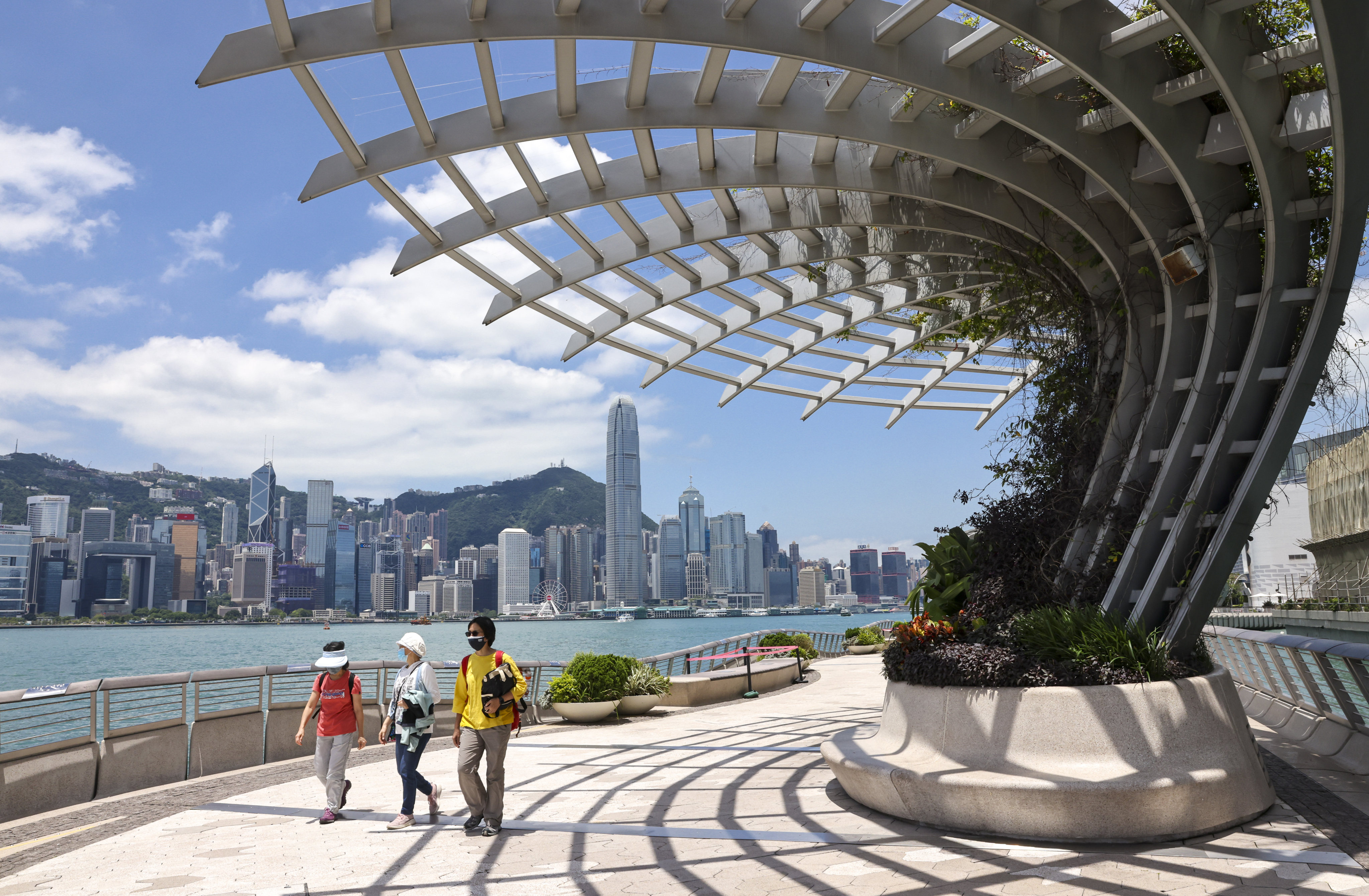 Hong Kong could make it easier for top university graduates to work in the city, a source has said. Photo: K. Y. Cheng