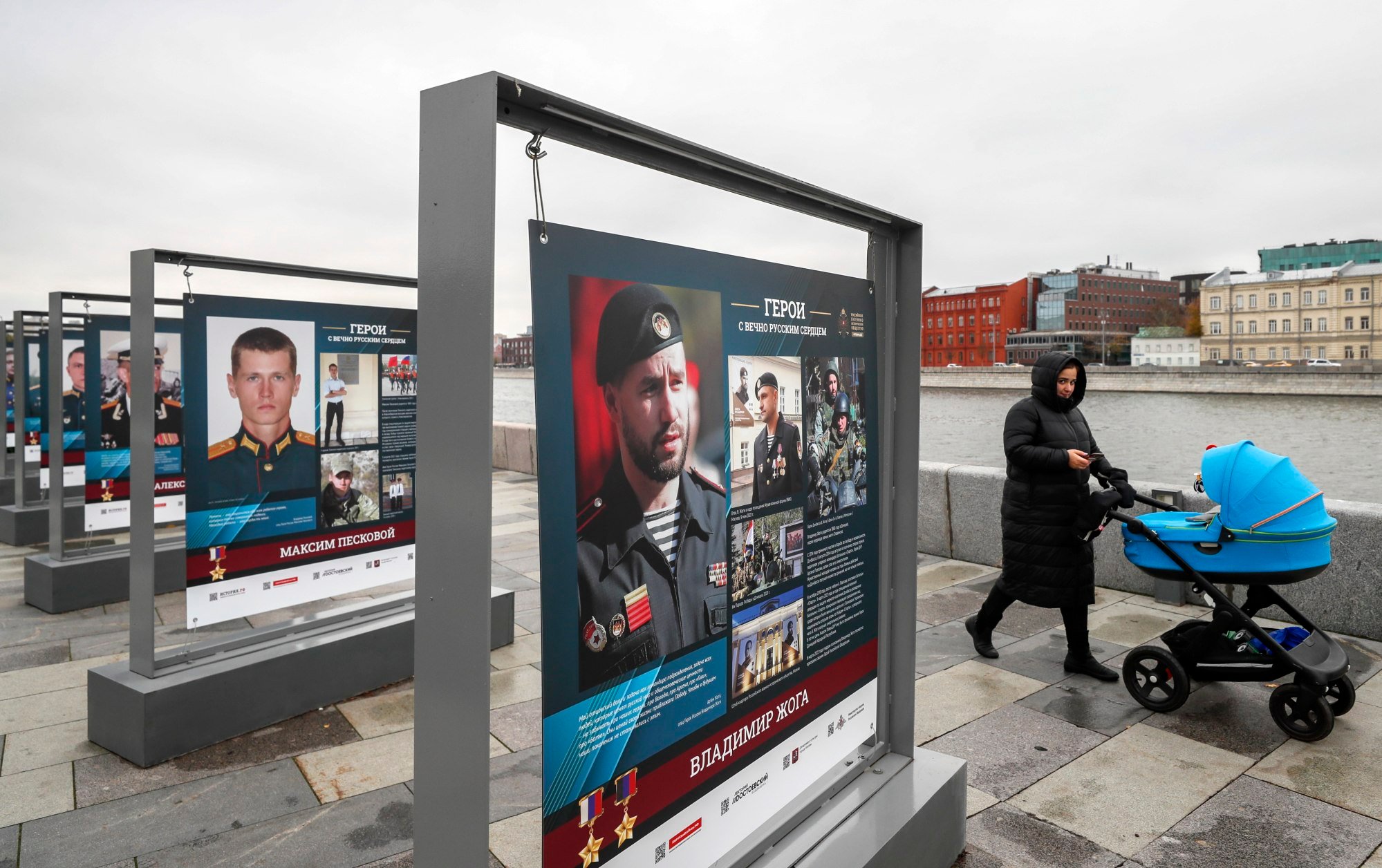 In Moscow, pictures of Russian servicemen who fought in Ukraine. Photo: EPA-EFE