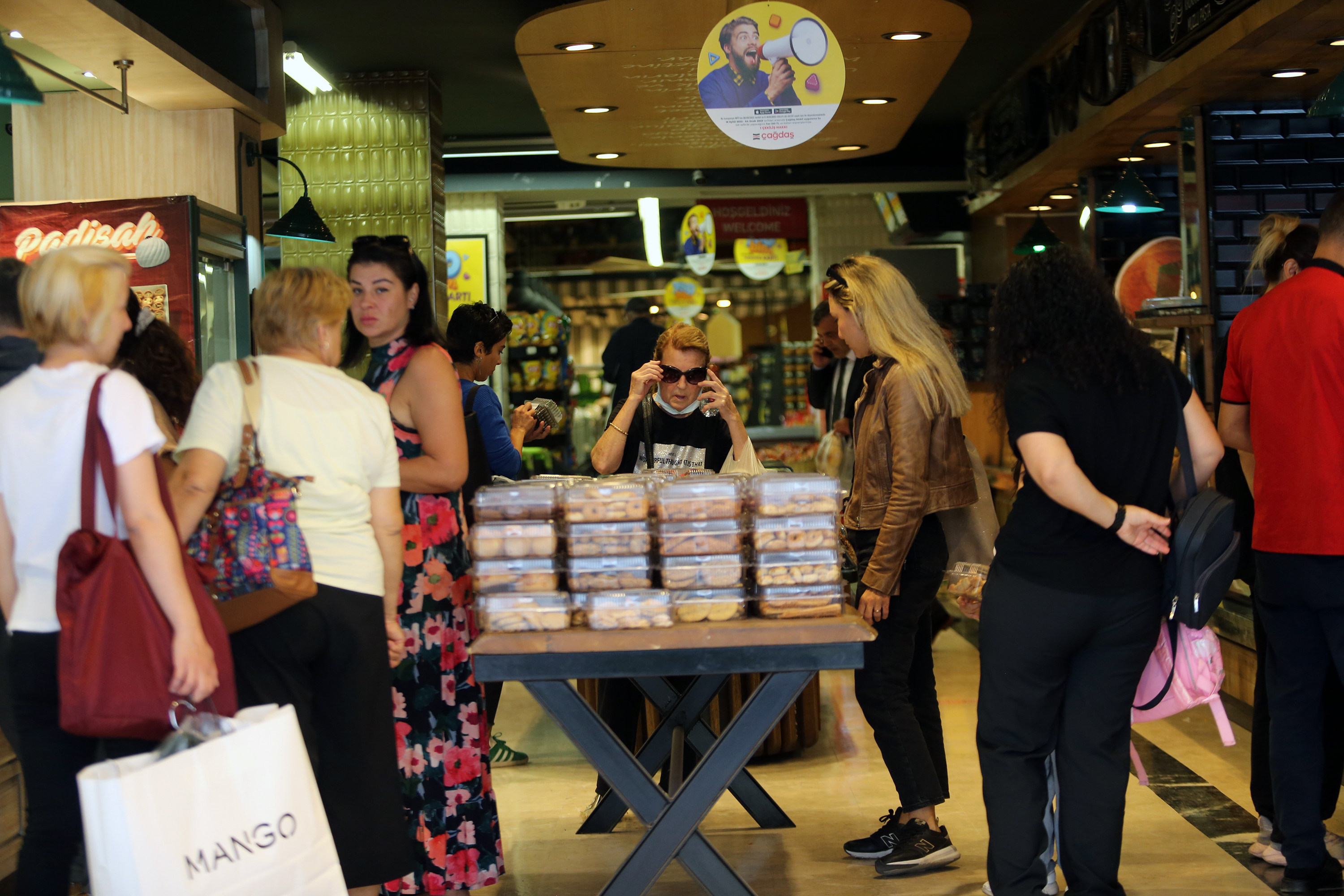 People shop at a market in Ankara, Türkiye, on September 26. Aggressive rate increases by the US Federal Reserve have had a drastic effect on emerging markets, such as import-reliant Türkiye. Photo: Xinhua