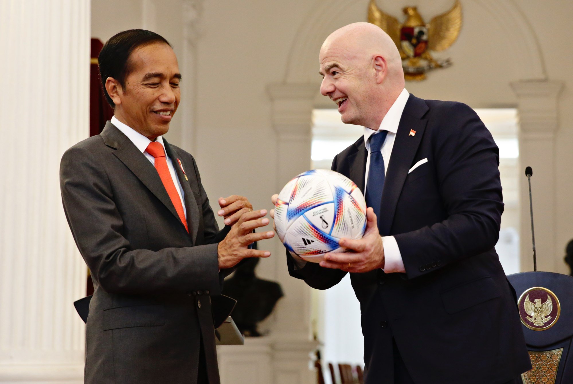 Indonesian president Joko Widodo receives a ball from Fifa boss Gianni Infantino during their meeting at Presidential Palace in Jakarta. Photo: EPA-EFE