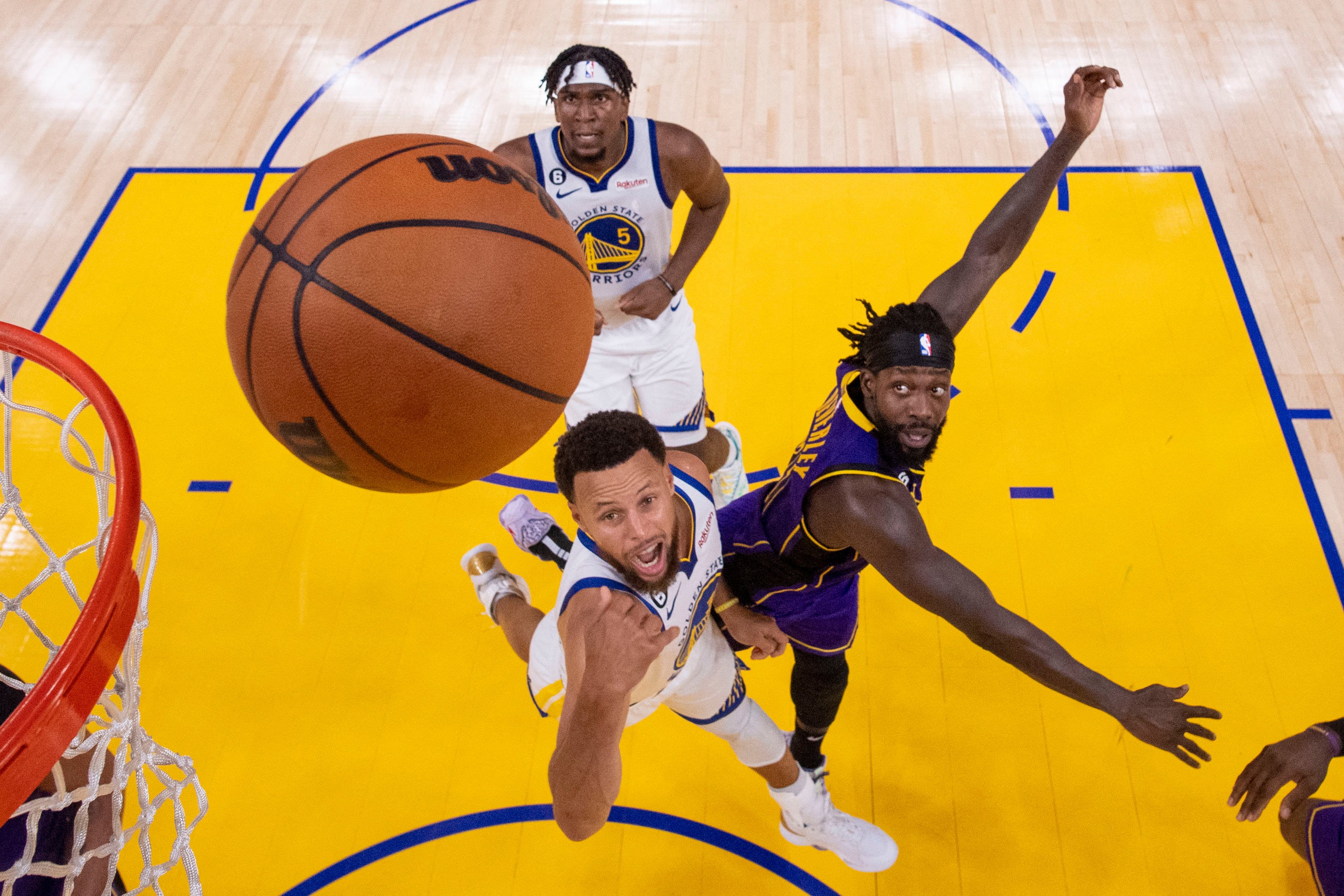 Golden State Warriors guard Stephen Curry shoots against LA Lakers guard Patrick Beverley. Photo: USA TODAY Sports