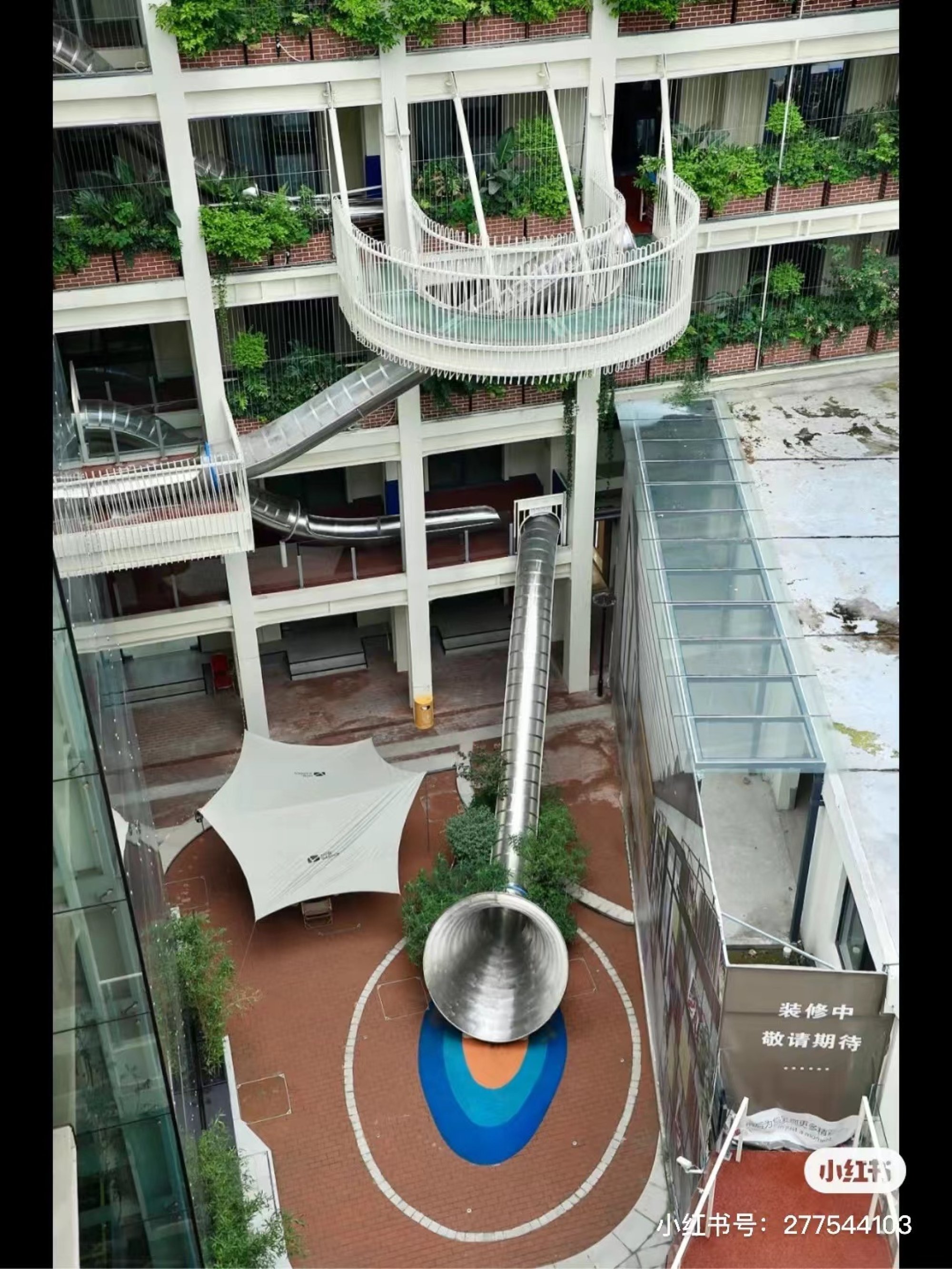A bird’s-eye view of one of the slide exits. Photo: Xiaohongshu