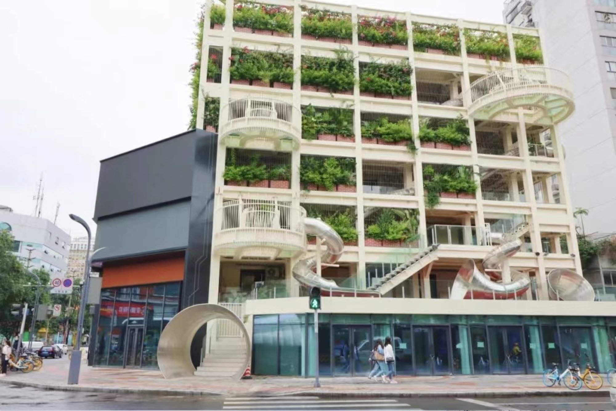 People at Taikoo Li Shopping Complex in Chengdu Editorial Image - Image of  office, open: 195774150