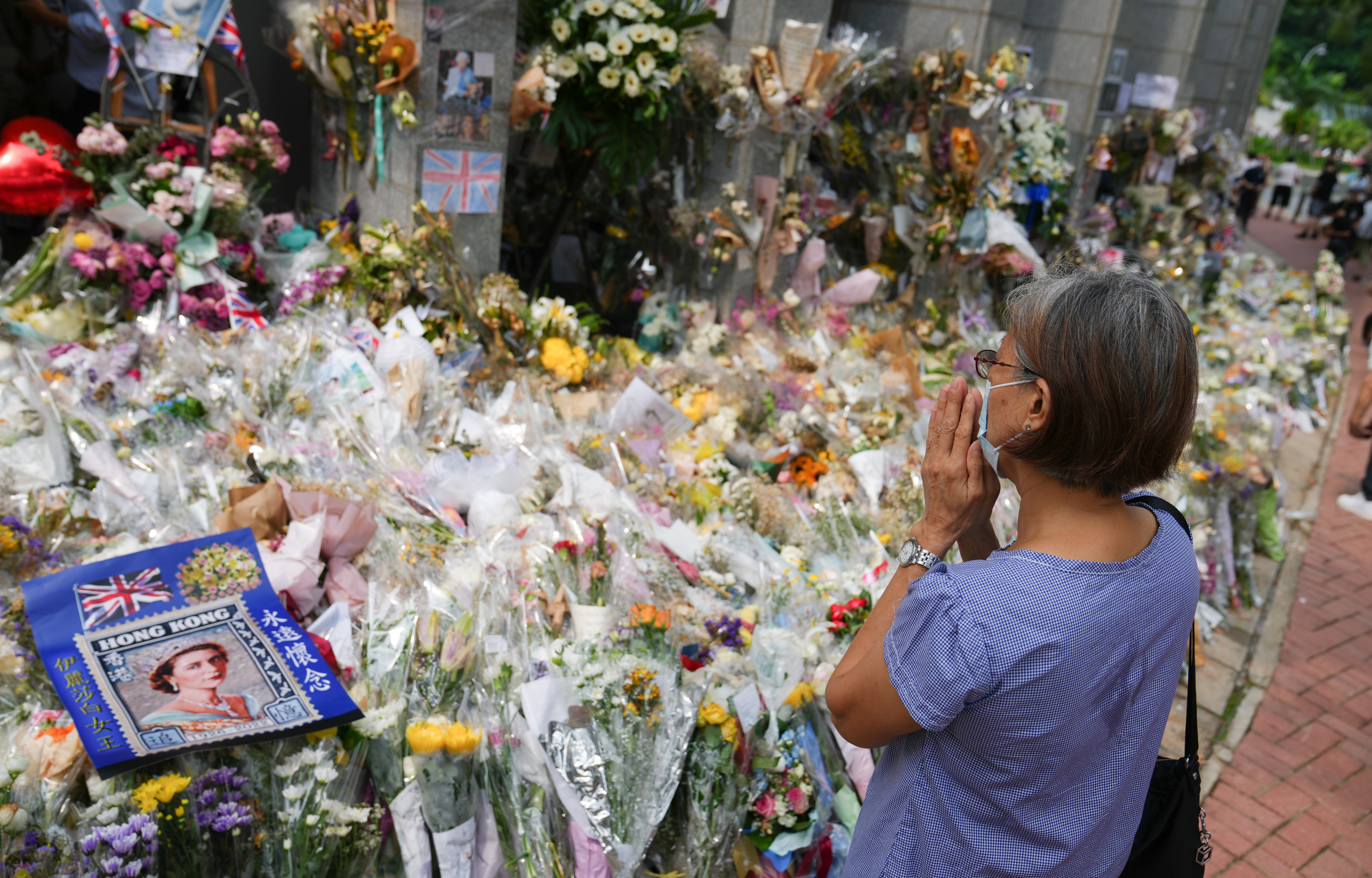 People leaving floral tributes to Britain’s Queen Elizabeth outside the British Consulate in Admiralty on September 19. Photo: Sam Tsang