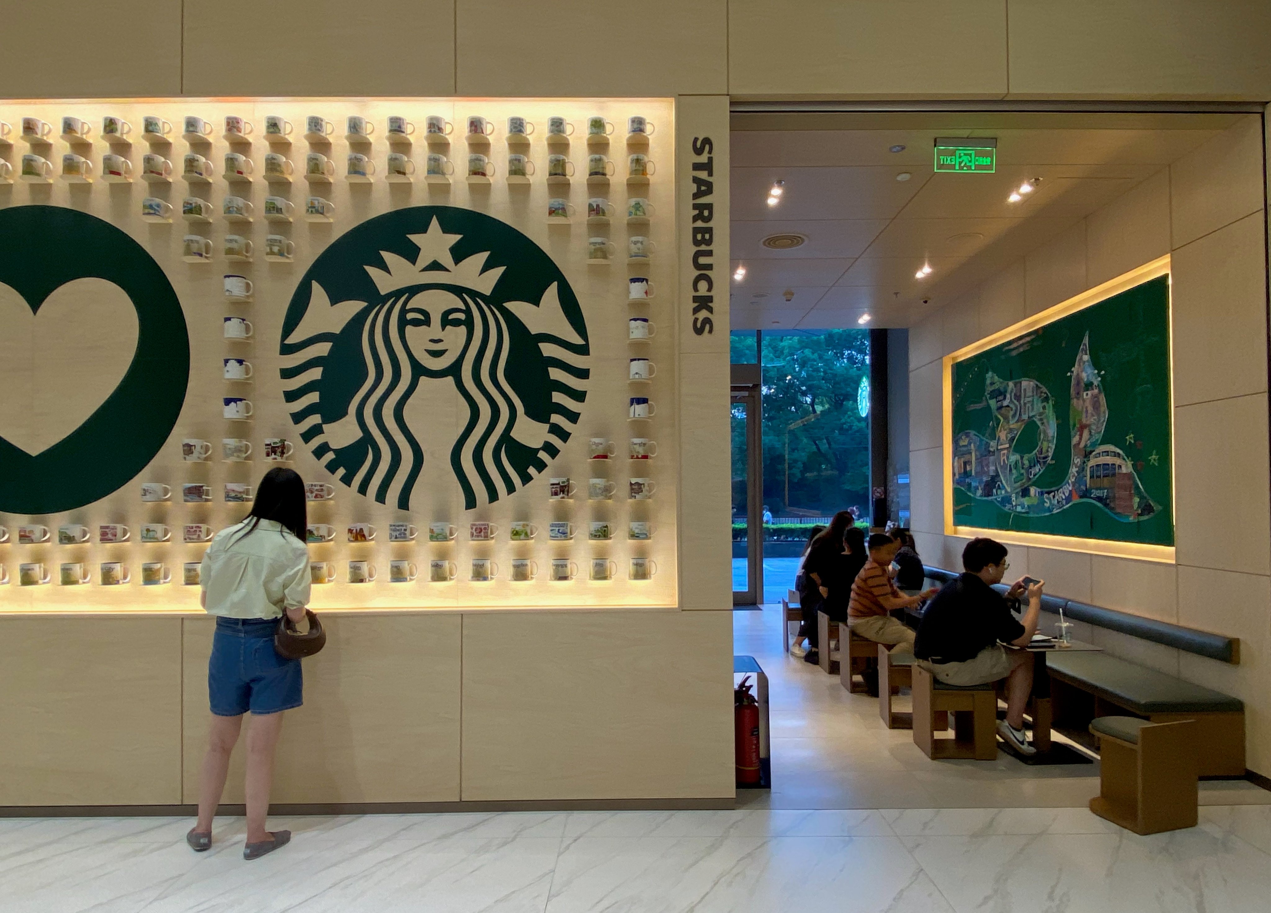 US coffee giant Starbucks opened its 6,000th mainland China store at Shanghai Lippo Plaza just before the Golden Week national holiday on October 1, 2022. Photo: SCMP/ Yaling Jiang