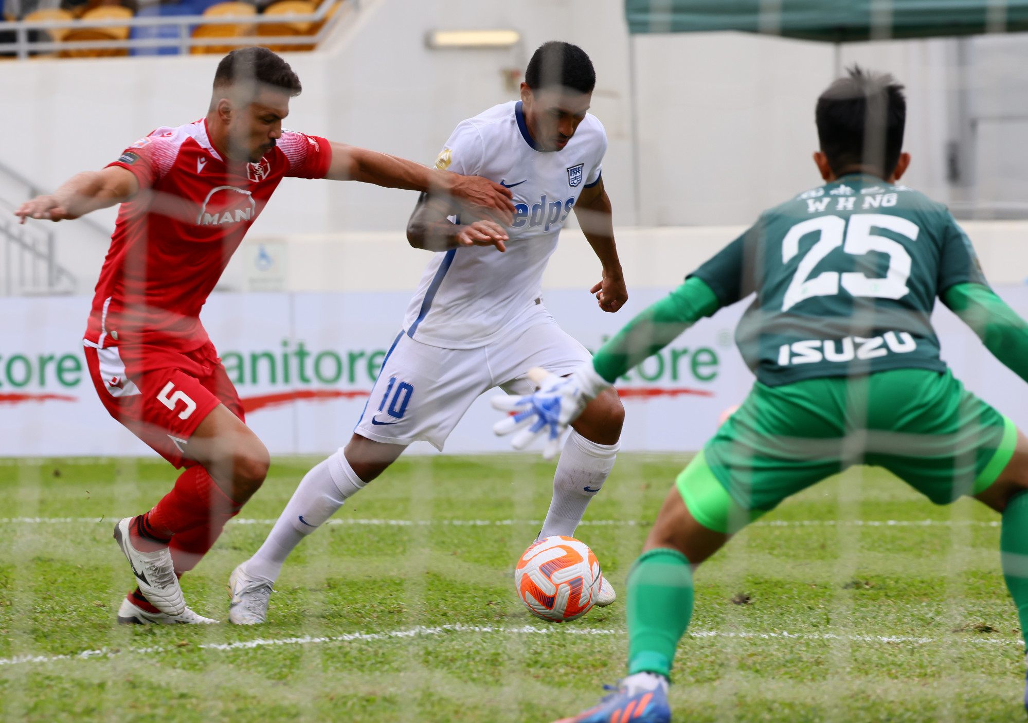 Dudu vies with Kitchee’s Cleiton.
