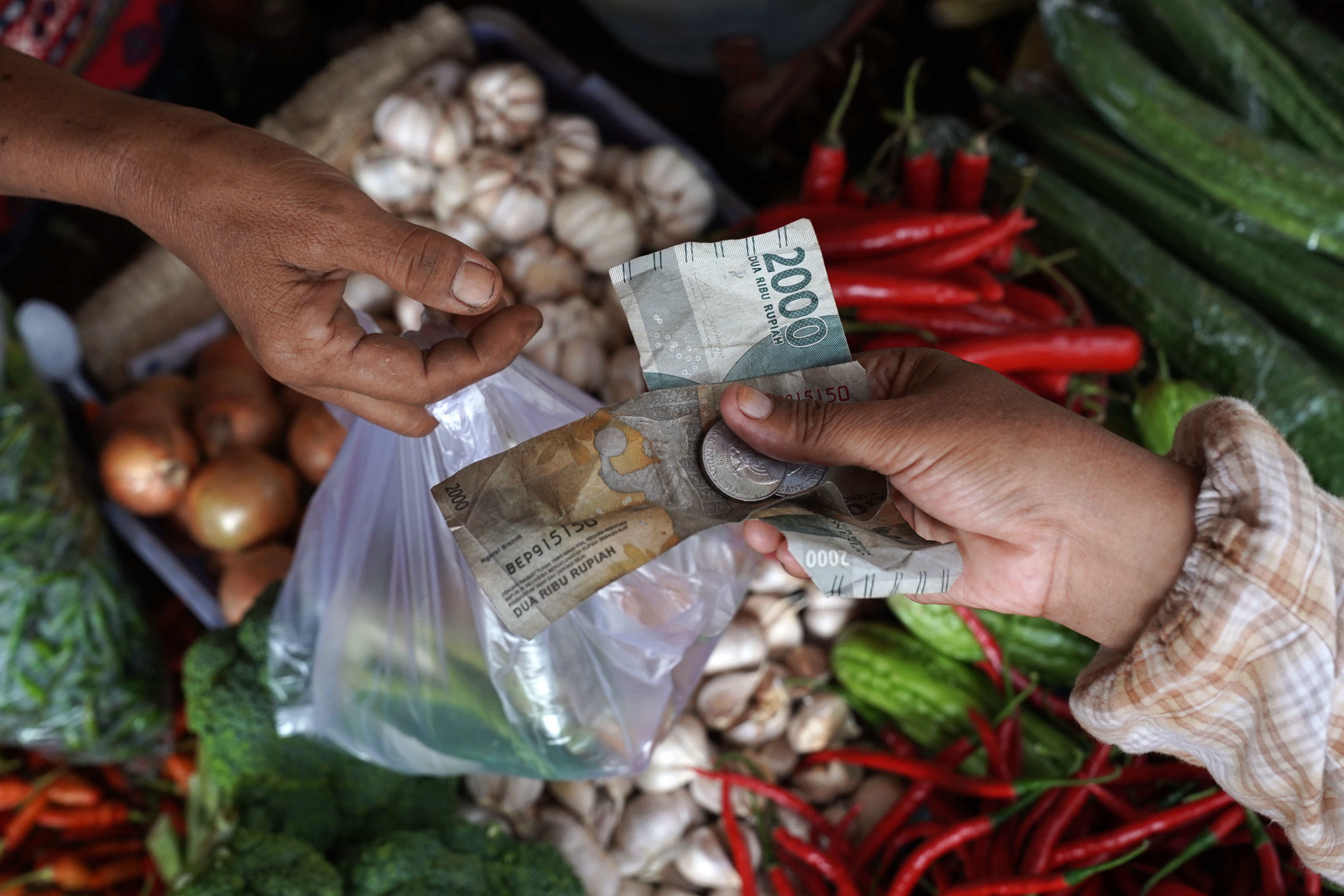 Indonesian rupiah are exchanged at a vegetable stall in Jakarta on August 18, 2020. The rupiah was among the currencies worst hit in 1997. Asian currency depreciation this time is more the result of a strong dollar, not a symptom of weak economic fundamentals. Photo: Bloomberg