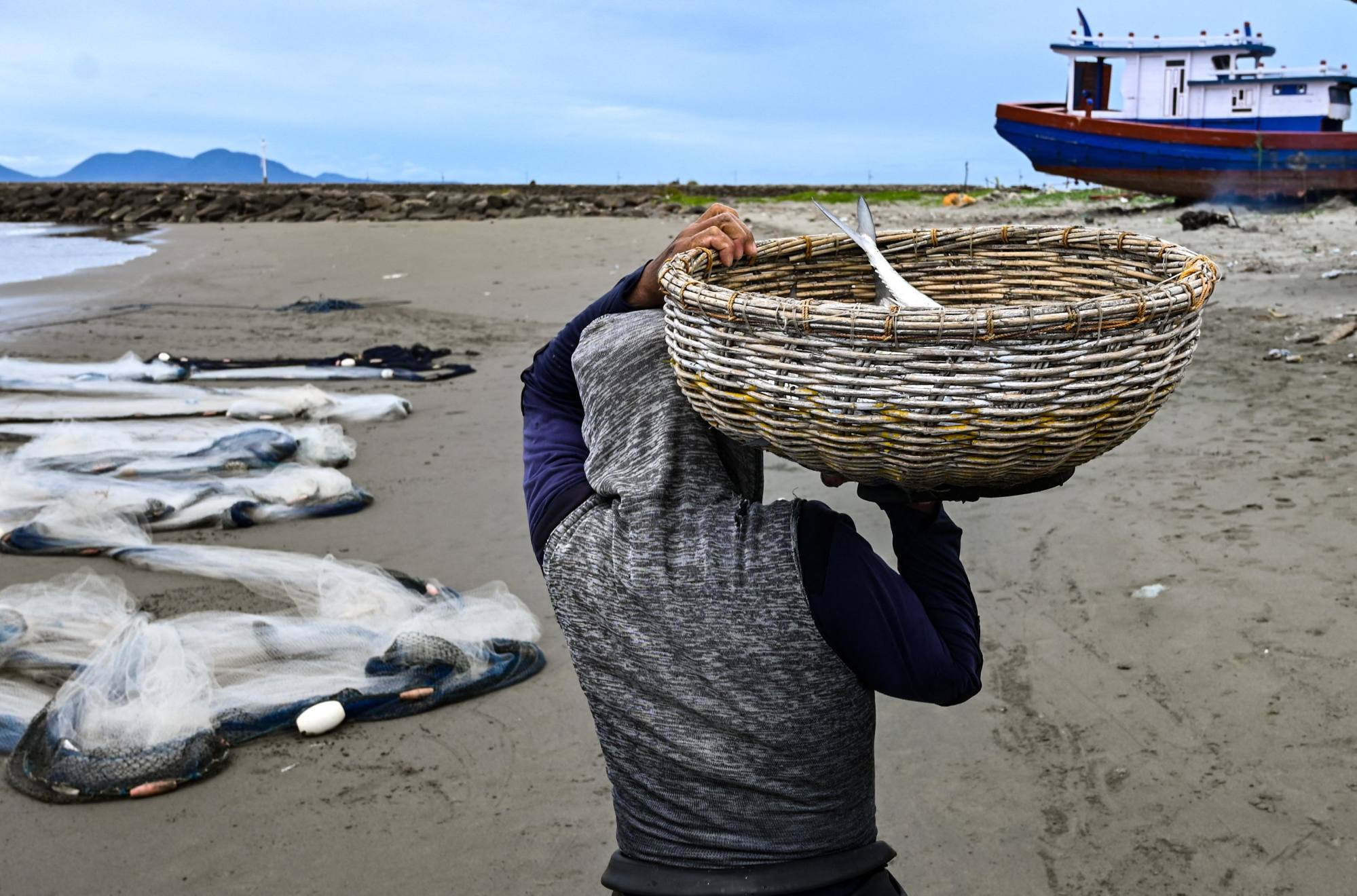 Indonesian fishermen 'will become victims' as warmer seas bring deadly  storms, empty nets