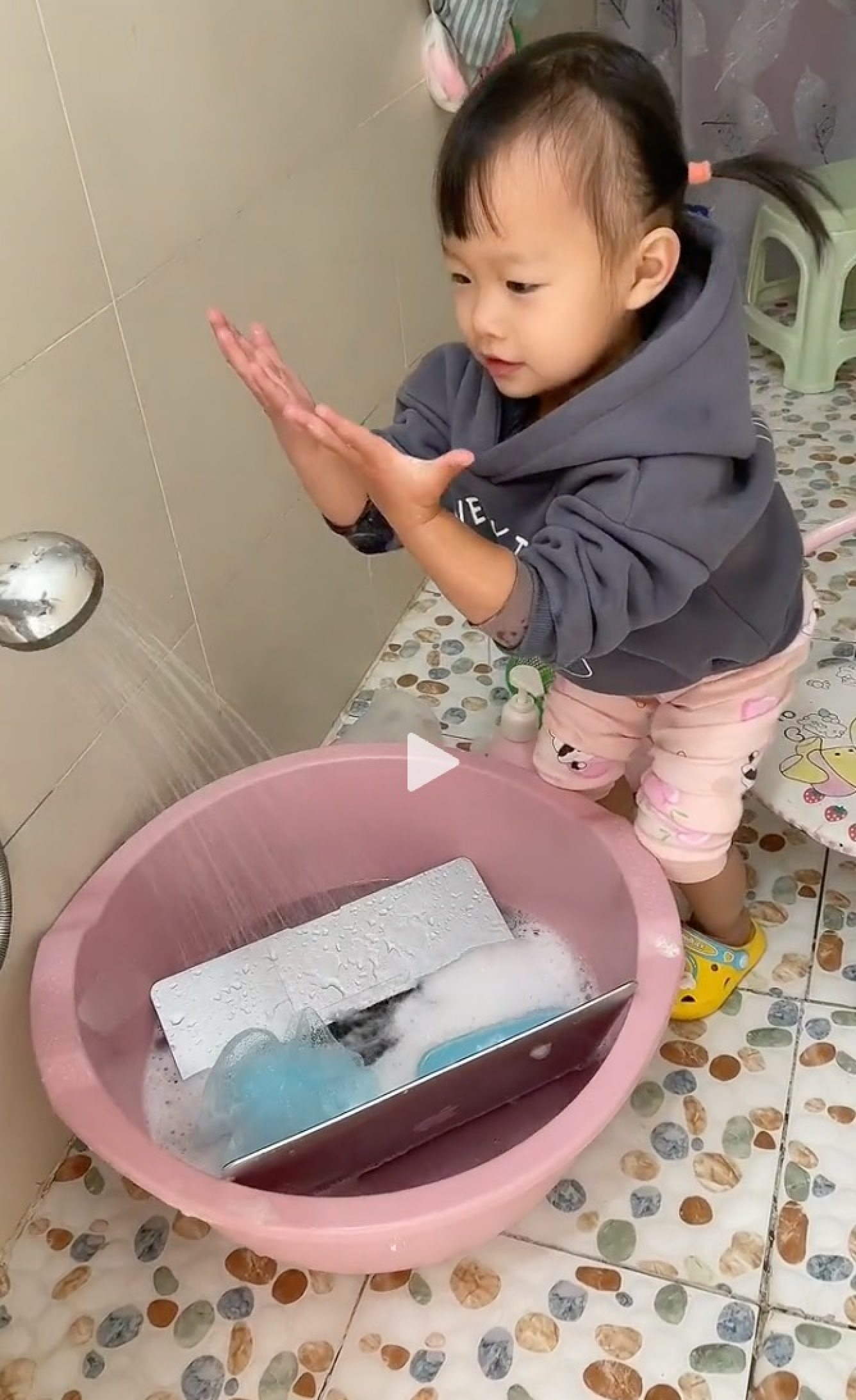 The 2-year-old overheard her dad’s complaints and while he was asleep and later that day she ‘washed’ his US$1,200 laptop for him as a favour. Photo: Douyin
