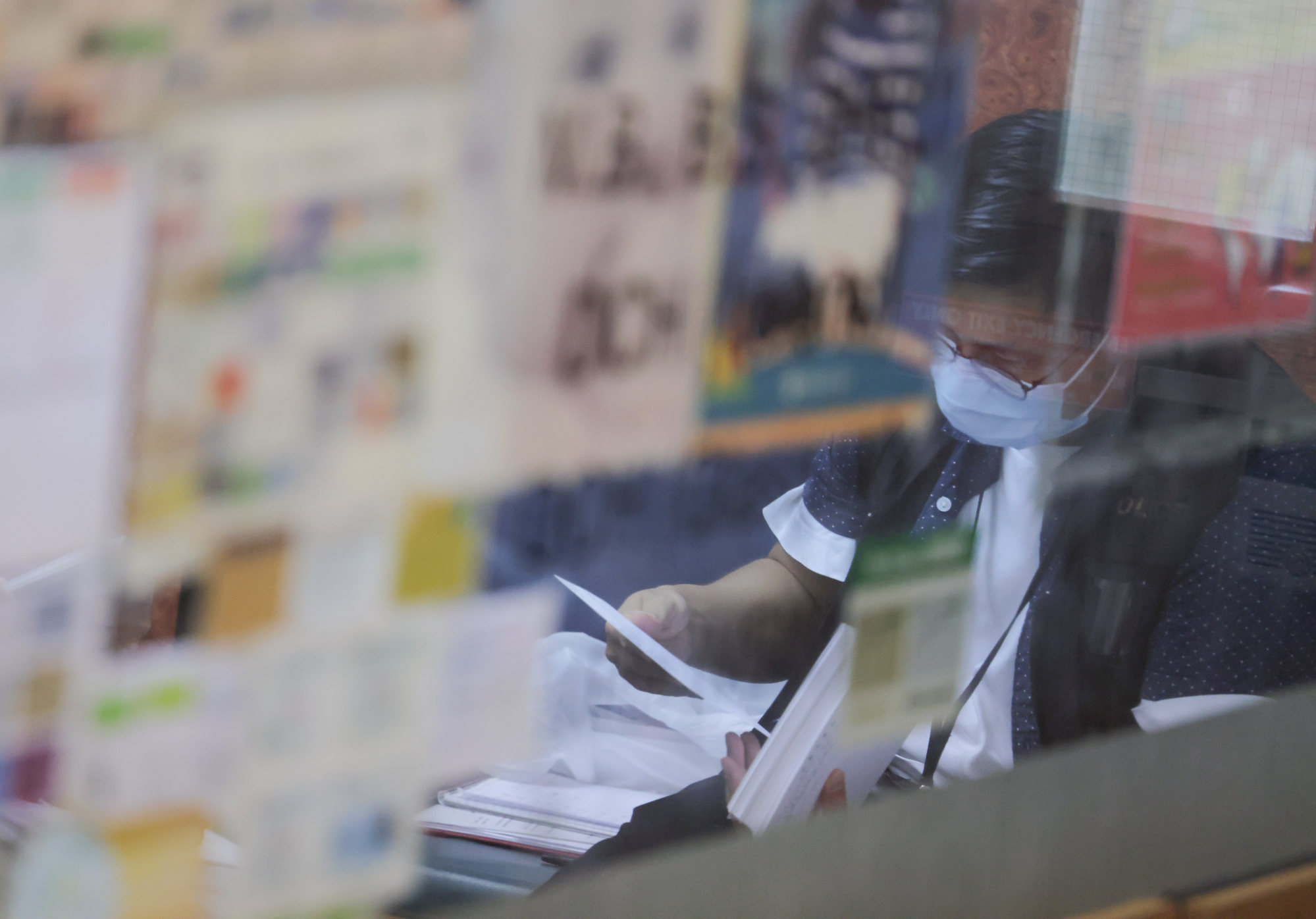 Police officers investigate at the clinic of a doctor who was arrested for allegedly issuing Covid-19 vaccination exemption certificates without doing proper consultations. Photo: Jelly Tse