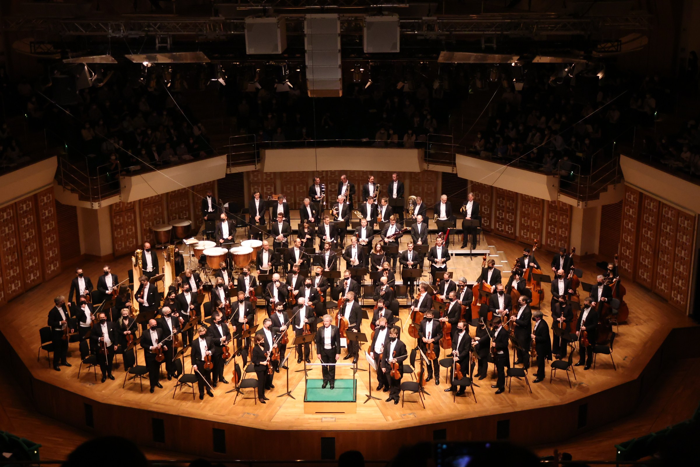 The Vienna Philharmonic Orchestra receive the applause of the audience during the first of their two concerts in Hong Kong in the Hong Kong Cultural Centre Concert Hall on October 24, 2022. Photo: Leisure and Cultural Services Department 