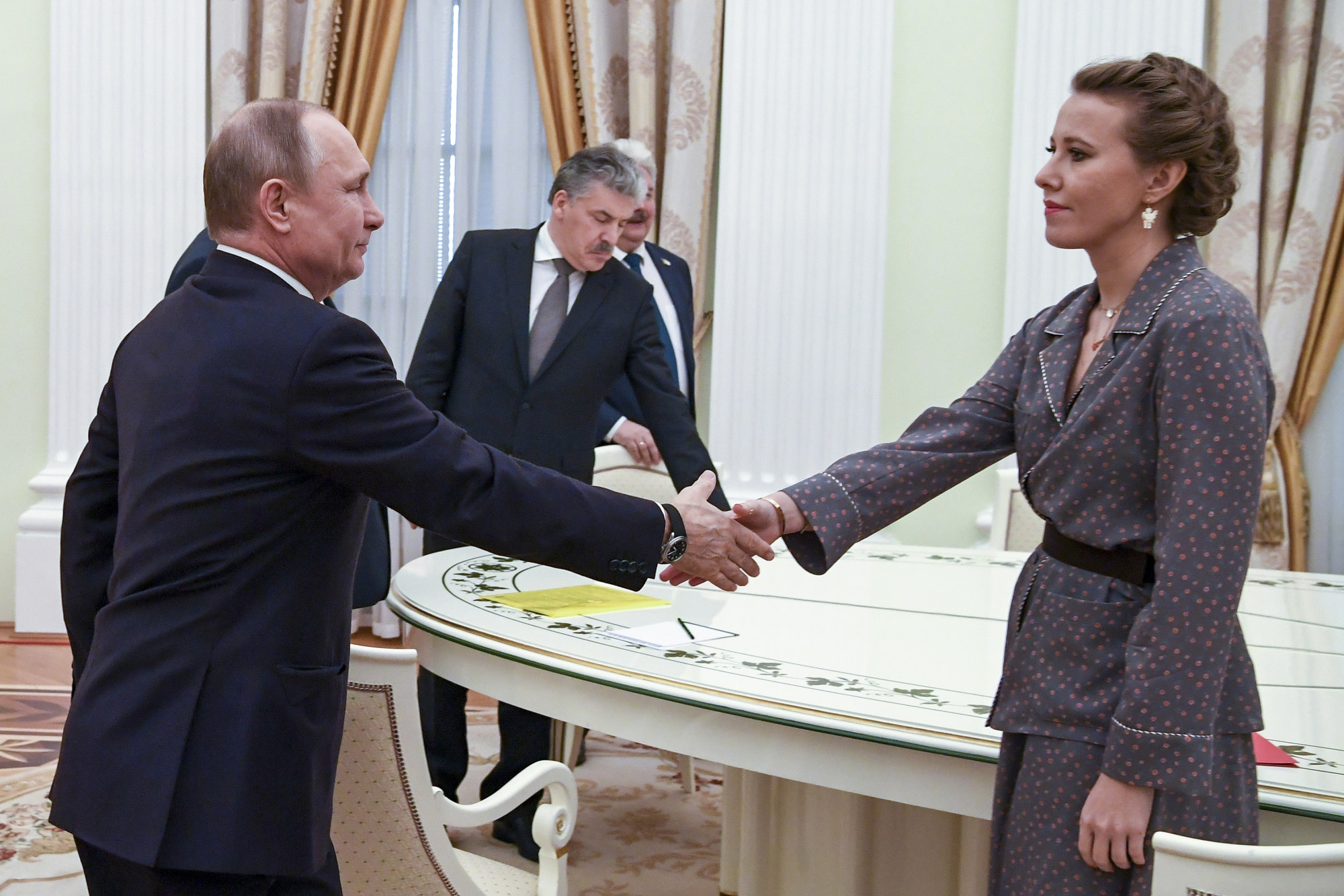 Ksenia Sobchak Celebrity Daughter Of Vladimir Putins One Time Boss Flees Russia As Home Is 