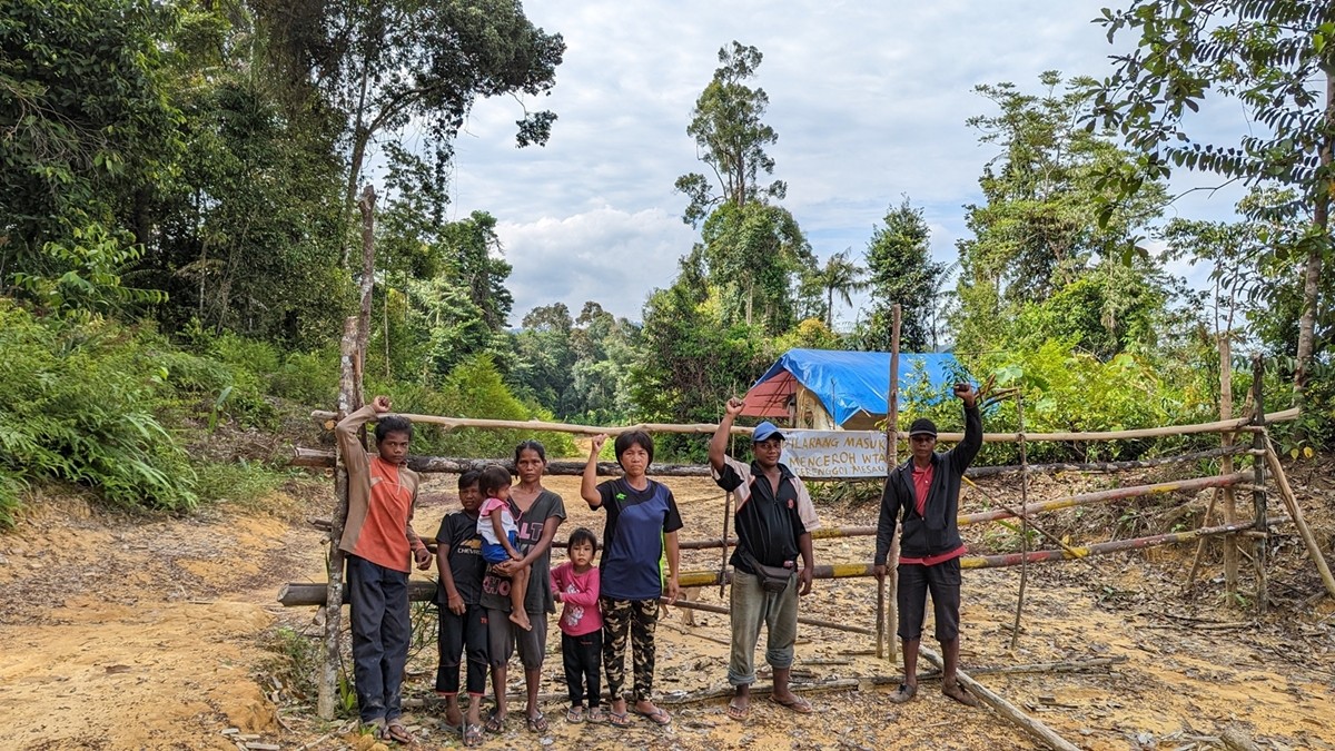 The villagers of Kampung Mesau in Malaysia’s Pahang erected a blockade to save their forests from loggers. Photo: Yao-Hua Law/Macaranga