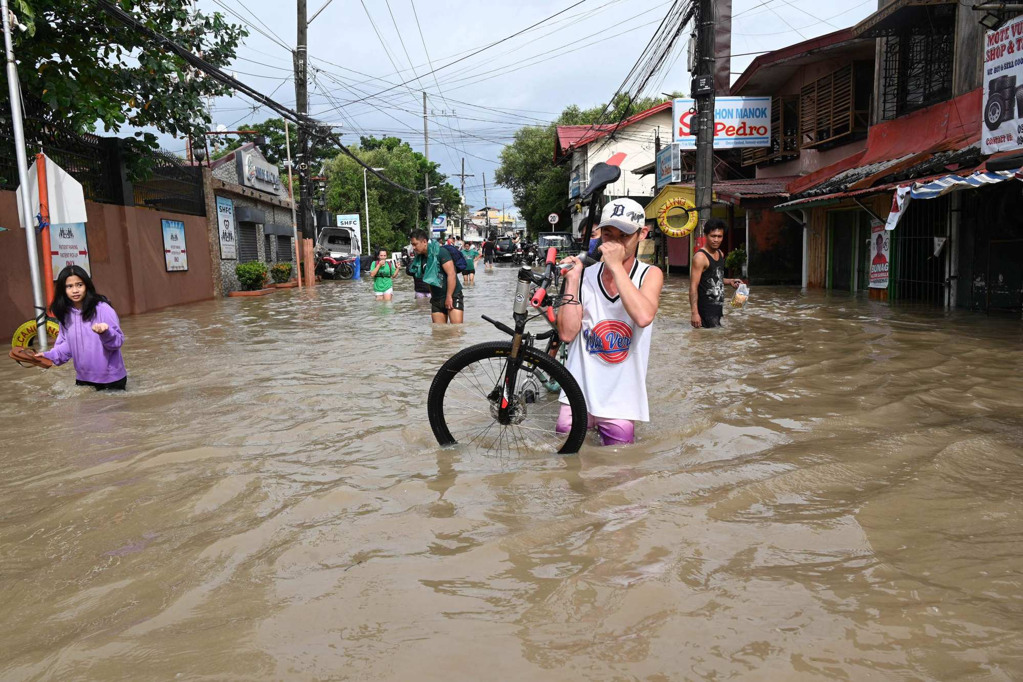 Philippine storm victims feared tsunami, ran toward mudslide