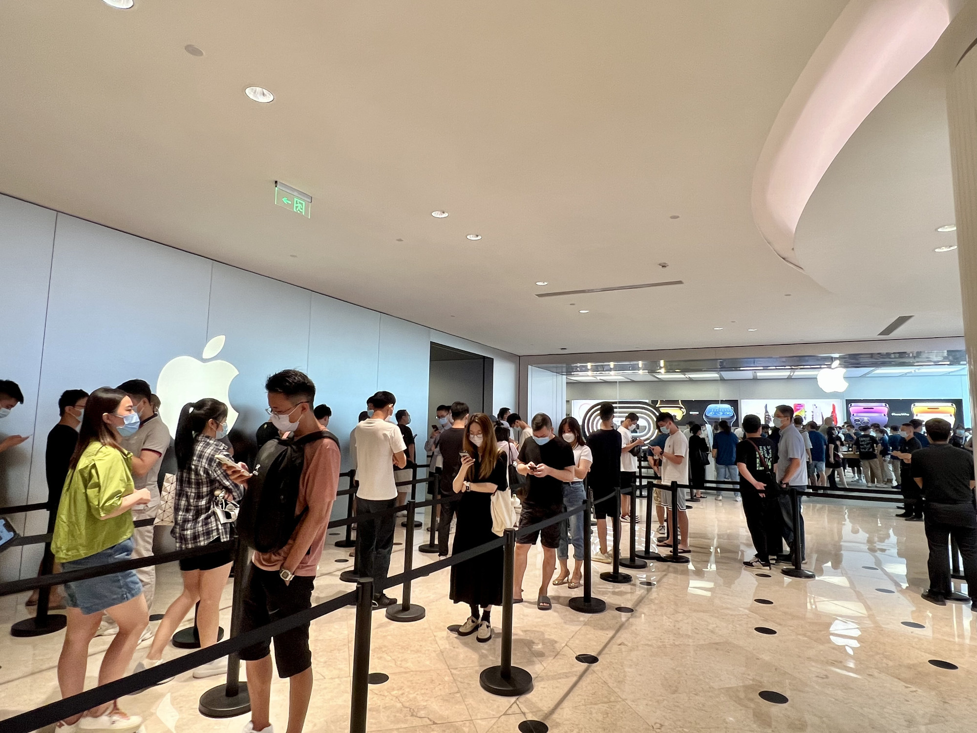 Shoppers lined up outside an Apple store in the southern Chinese city of Shenzhen on the launch day of the iPhone 14. Photo: Iris Deng