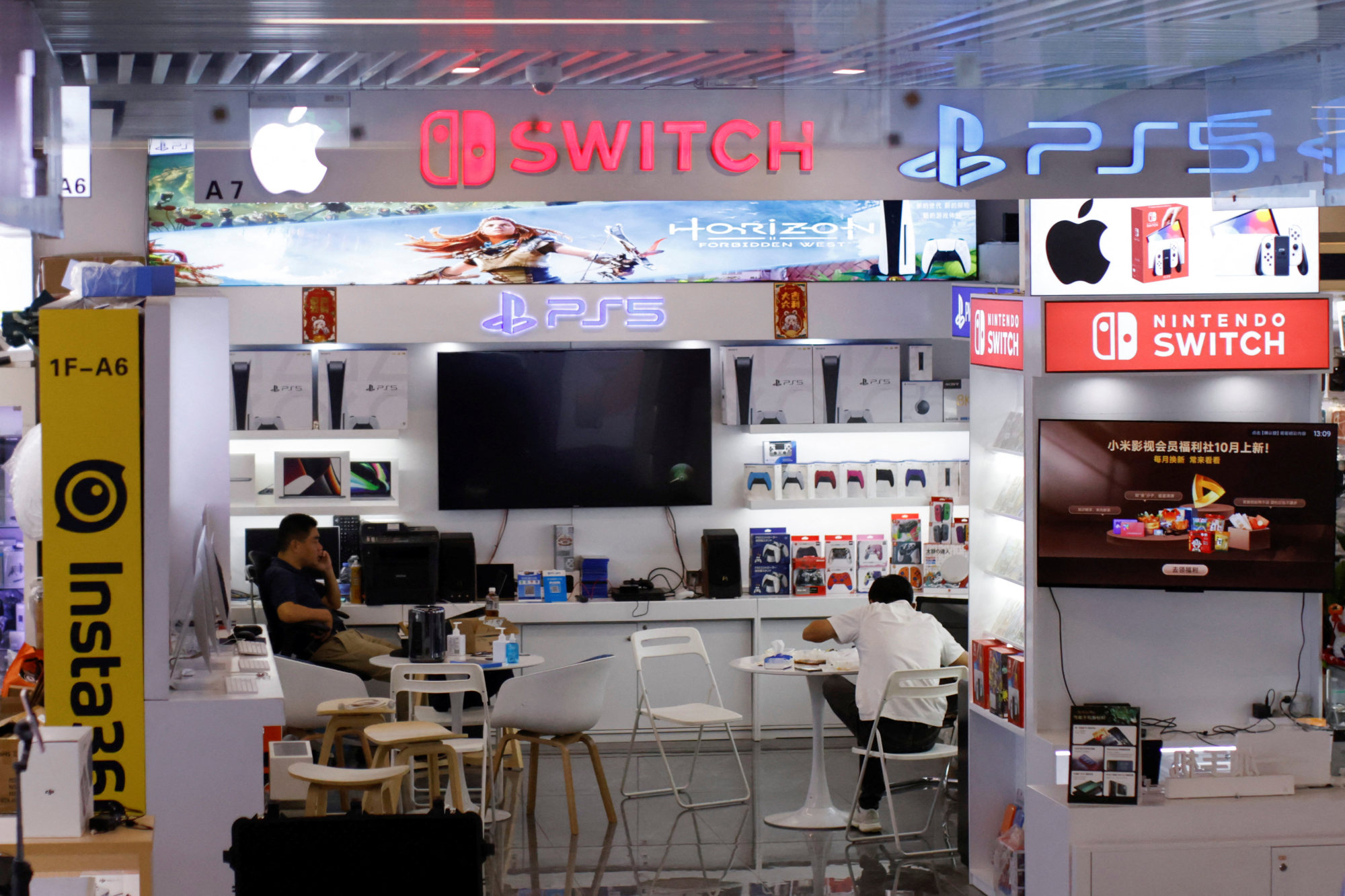 A video game store in Shanghai. Photo: Reuters