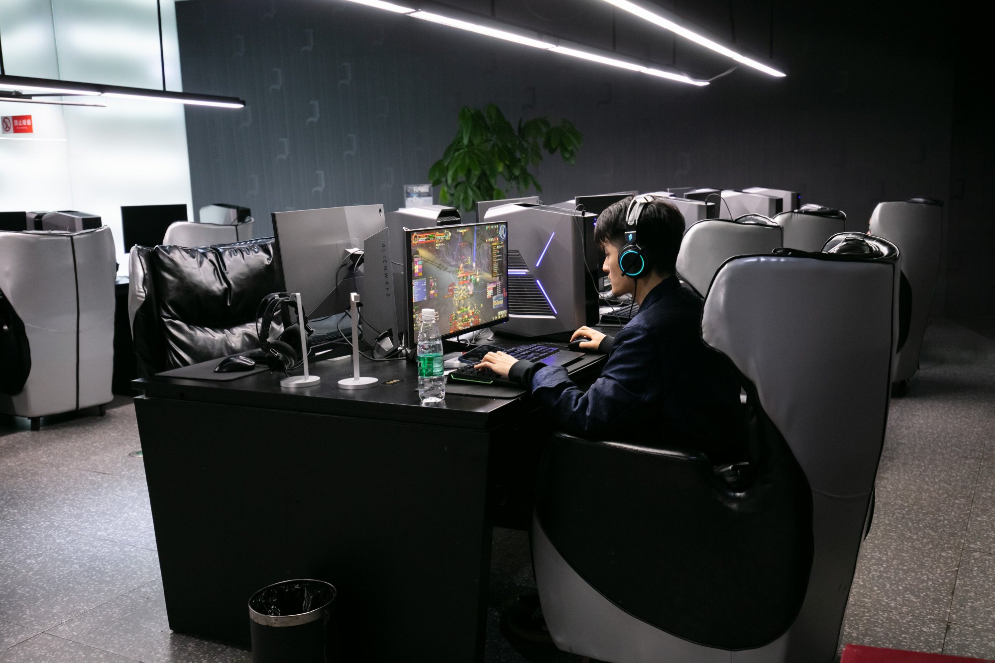 A young person plays an online game at an Internet cafe in Shenzhen. Photo: Shutterstock