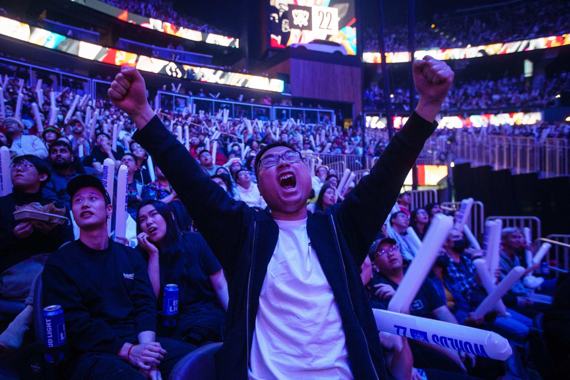 Attendees cheer during the League of Legends World Championship semi-final match between JD Gaming and T1 at State Farm Arena in Atlanta, Georgia on October 29, 2022. Photo: Agence France-Presse