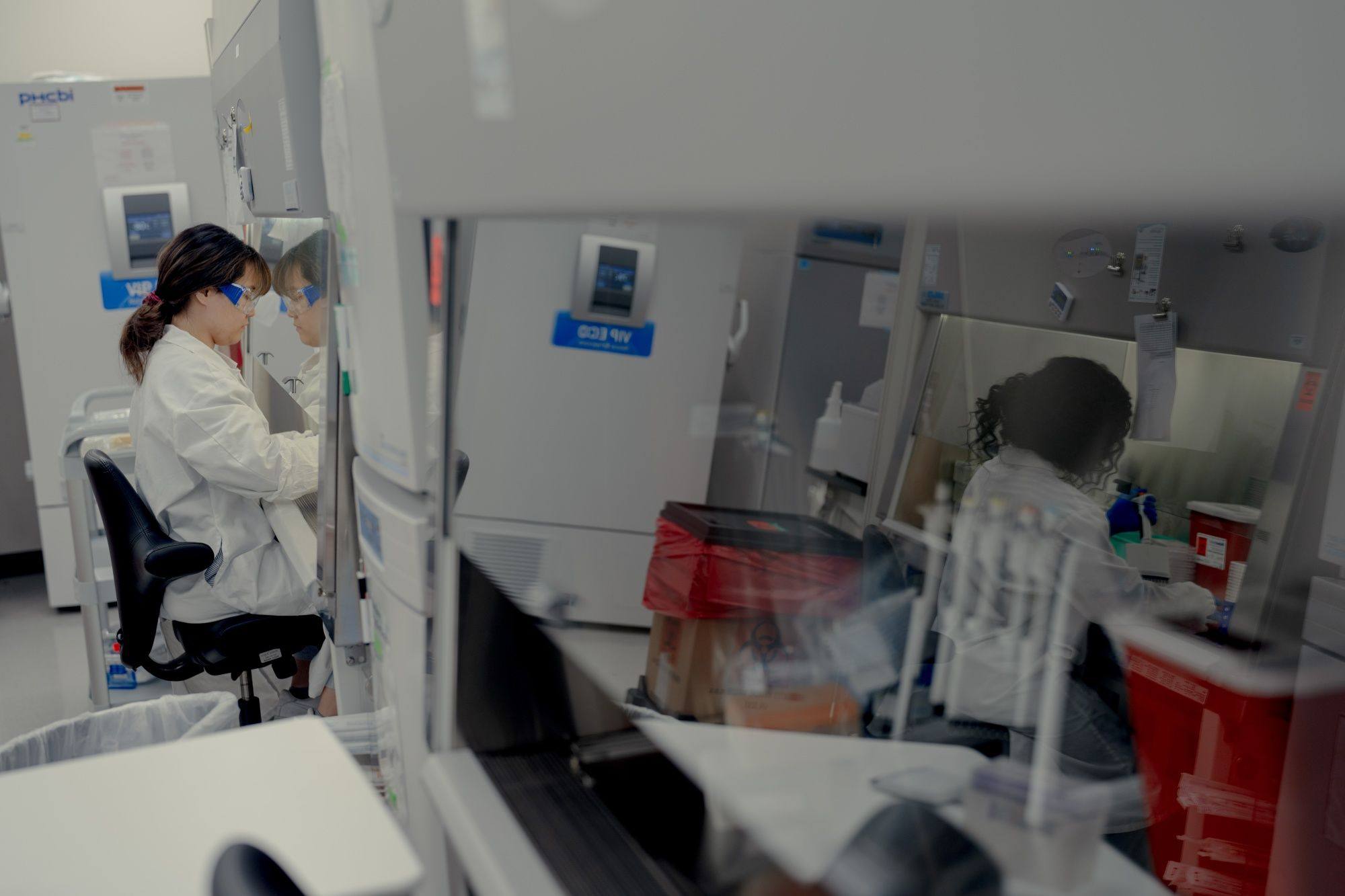 Scientists work at the Pfizer vaccine research and development facility in New York on June 16. Photo: Bloomberg