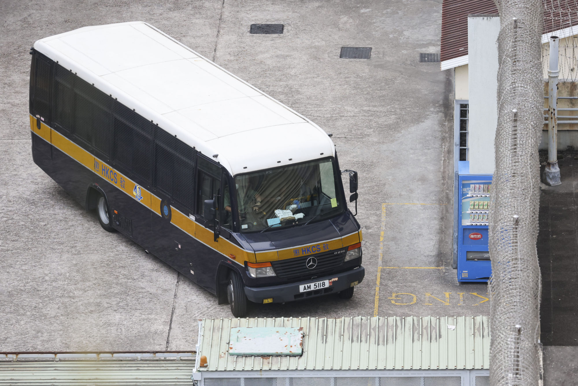 A prison van carrying former Stand News acting editor-in-chief Patrick Lam Shiu-tung and former editor-in-chief Chung Pui-kuen at the Lai Chi Kok Reception Center. Photo: Yik Yeung-man