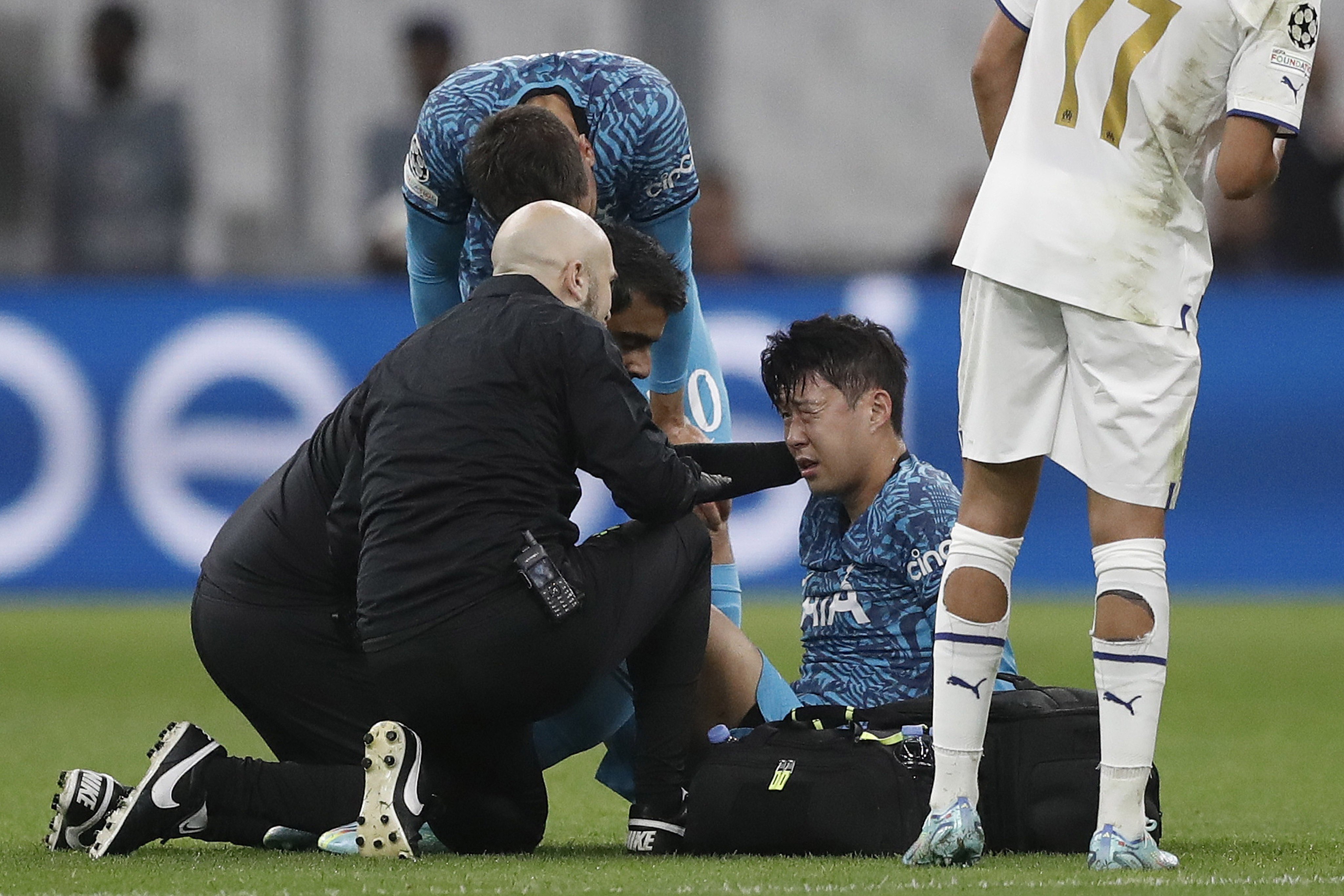 Son Heung-min receives medical assistance during the UEFA Champions League group D match. Photo: EPA-EFE