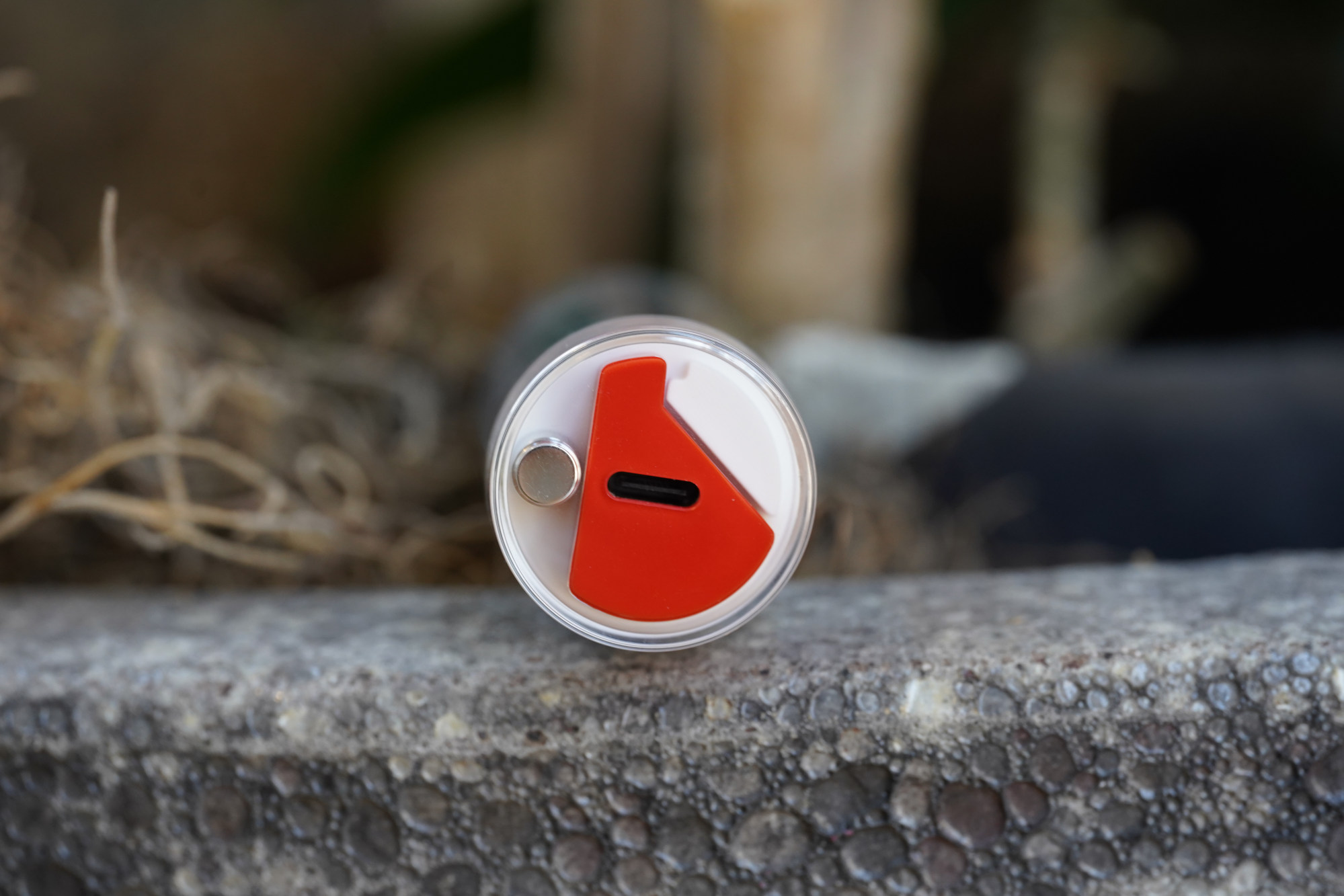 There’s no support for wireless charging; the Ear Stick uses a UBS port. Photo: Ben Sin