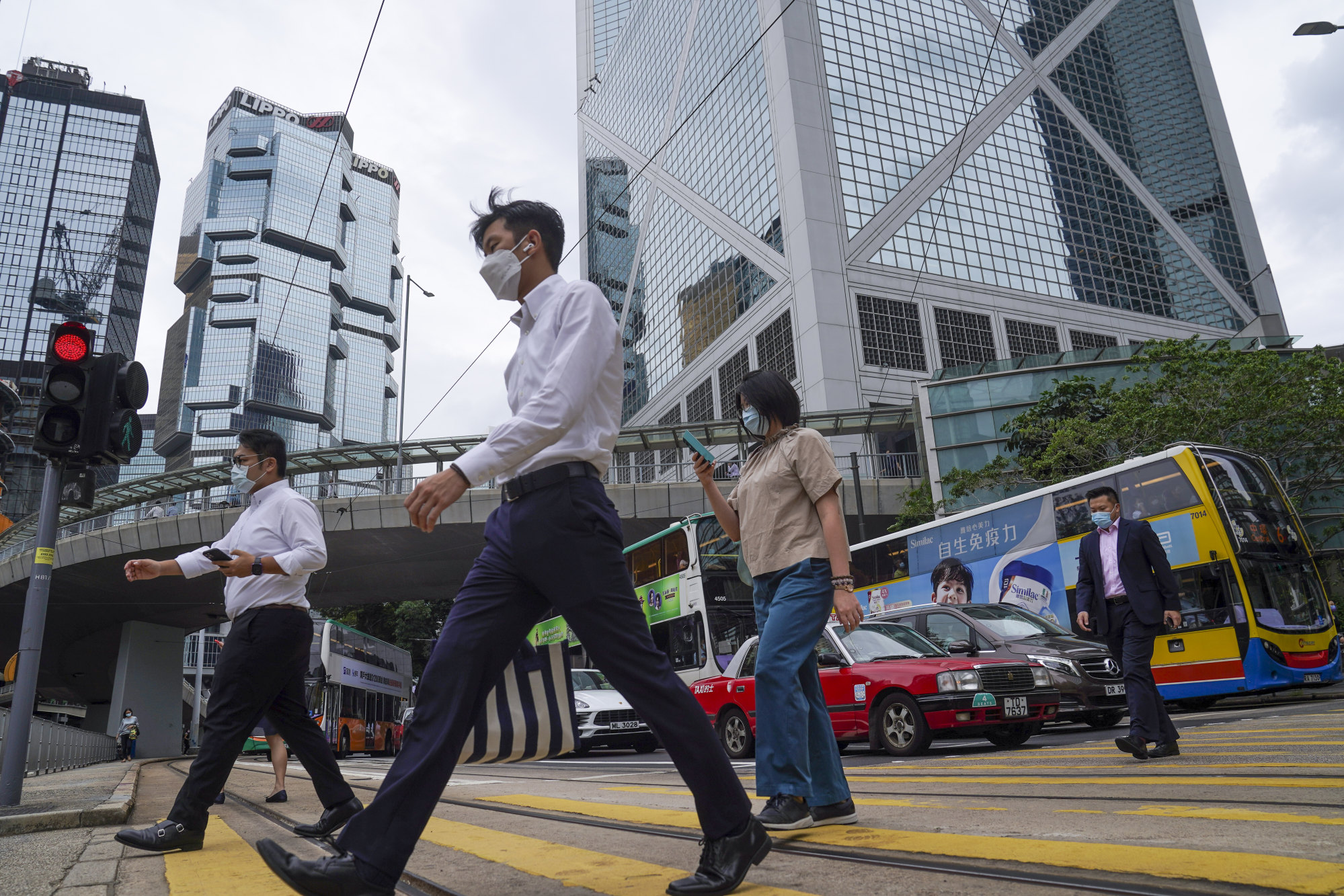 People crossing the street in Central on October 7. Photo: Sam Tsang