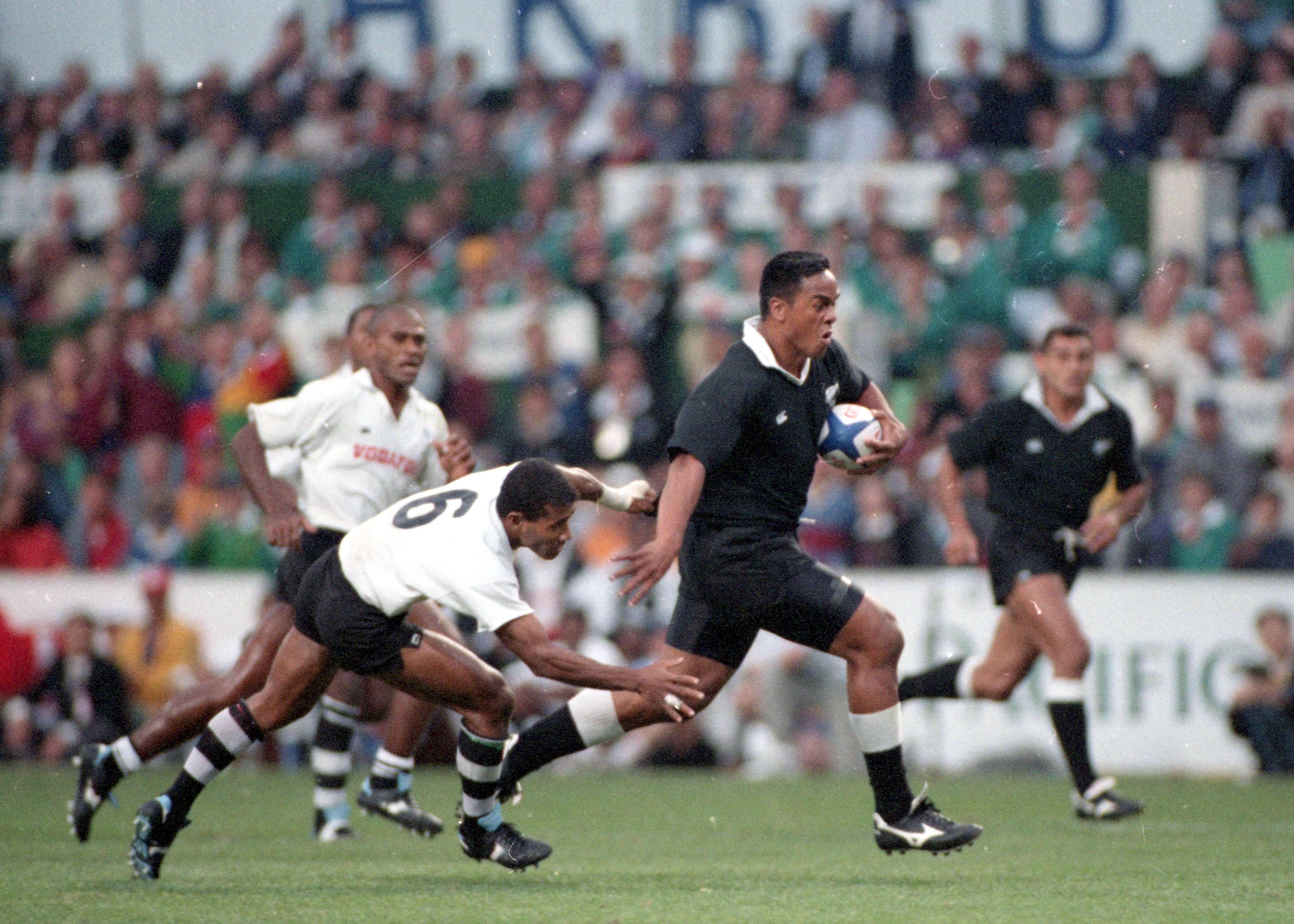 New Zealand’s Jonah Lomu sprints away from Fiji’s Waisale Serevi in the 1995 Cup final in Hong Kong. Photo: SCMP